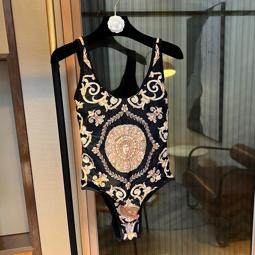 🆕
范思哲连体泳衣👙❤️😍🥰适合多种场景的游泳衣🏊‍♀️海边 游泳池 温泉 水上乐园 漂流都可以😌内搭外
