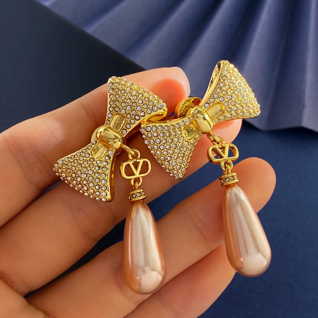 Valentino’s European and American Personality: Drilled Butterflies vs. Champagne Pearls - 图片 4