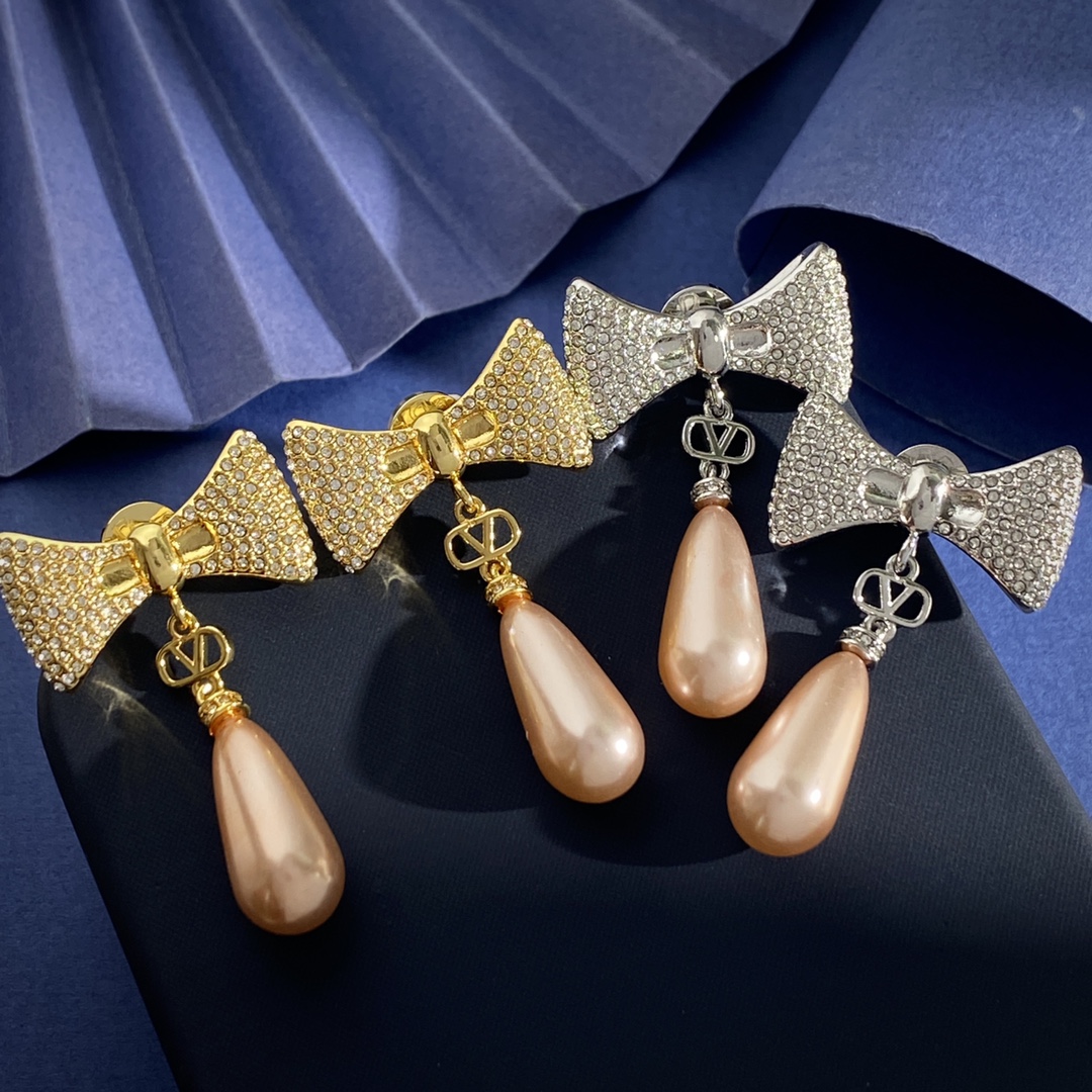 Valentino’s European and American Personality: Drilled Butterflies vs. Champagne Pearls