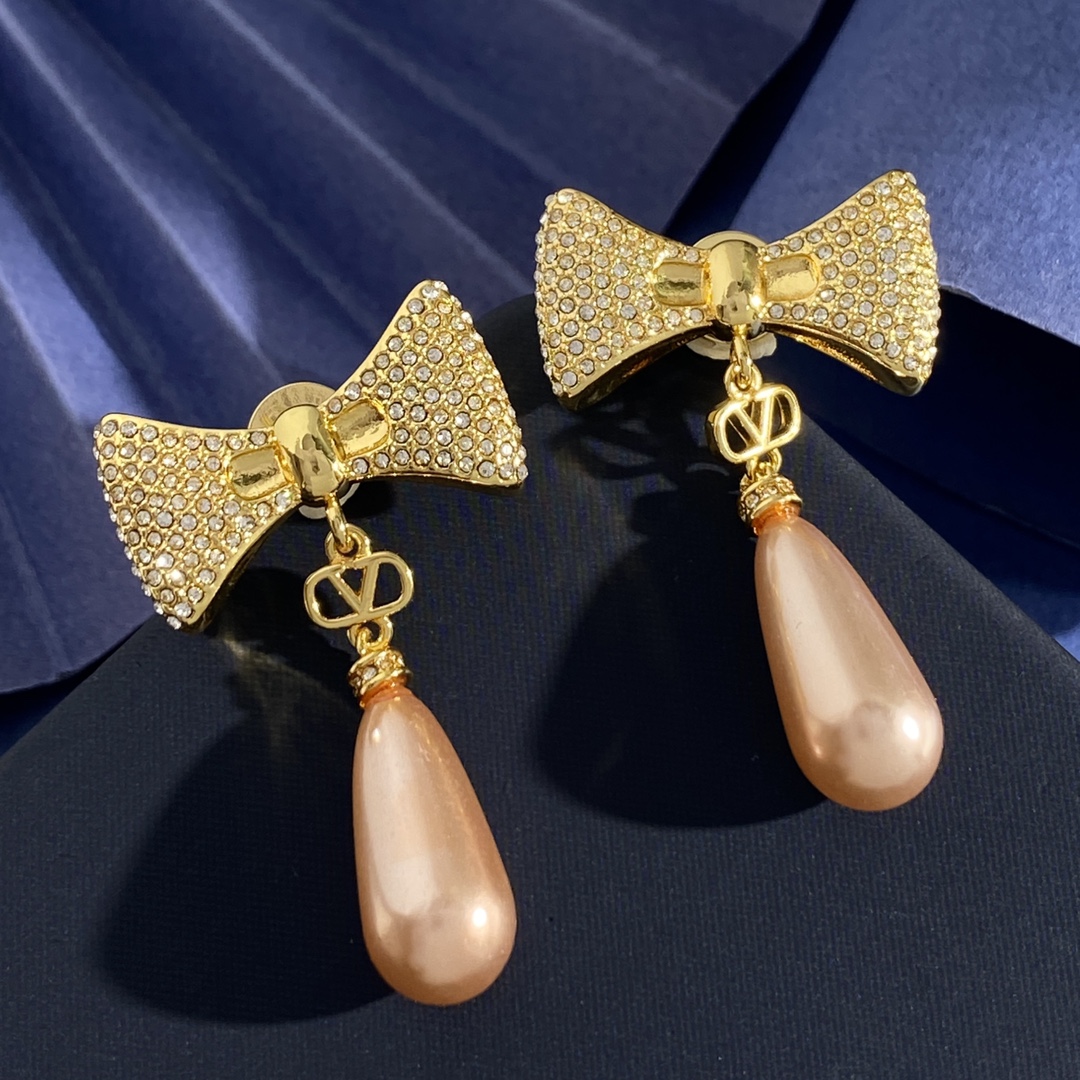 Valentino’s European and American Personality: Drilled Butterflies vs. Champagne Pearls - 图片 9