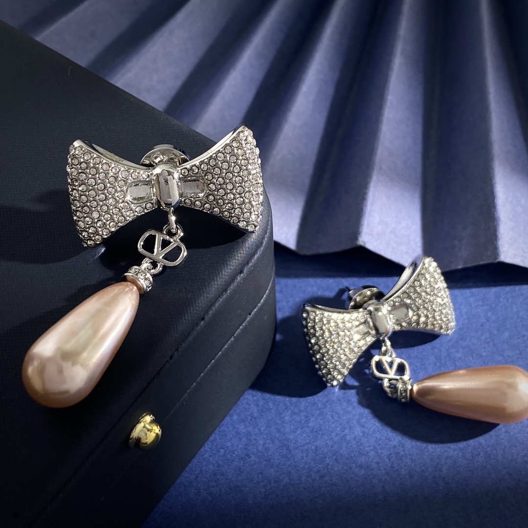 Valentino’s European and American Personality: Drilled Butterflies vs. Champagne Pearls - 图片 8