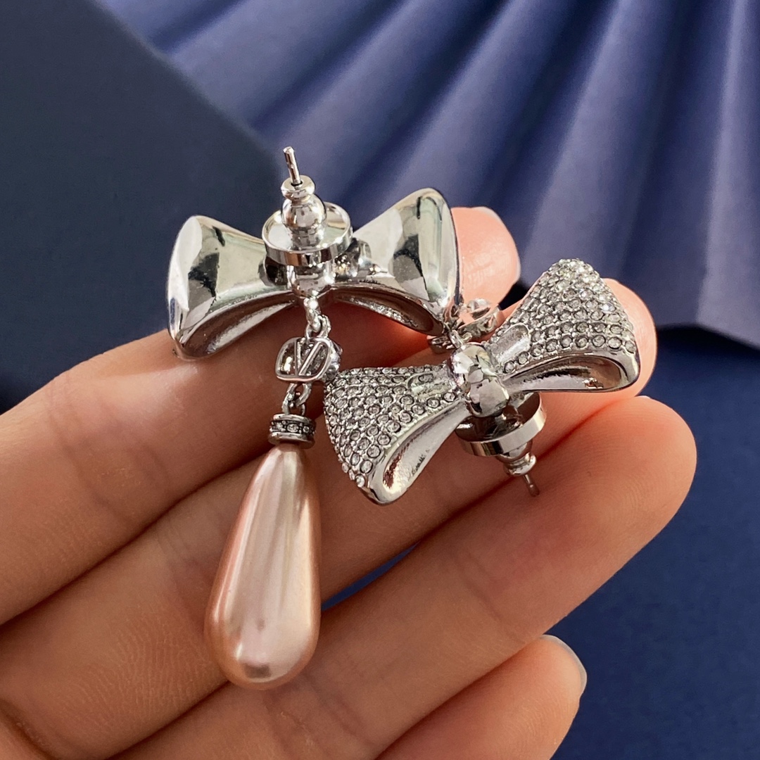 Valentino’s European and American Personality: Drilled Butterflies vs. Champagne Pearls - 图片 7