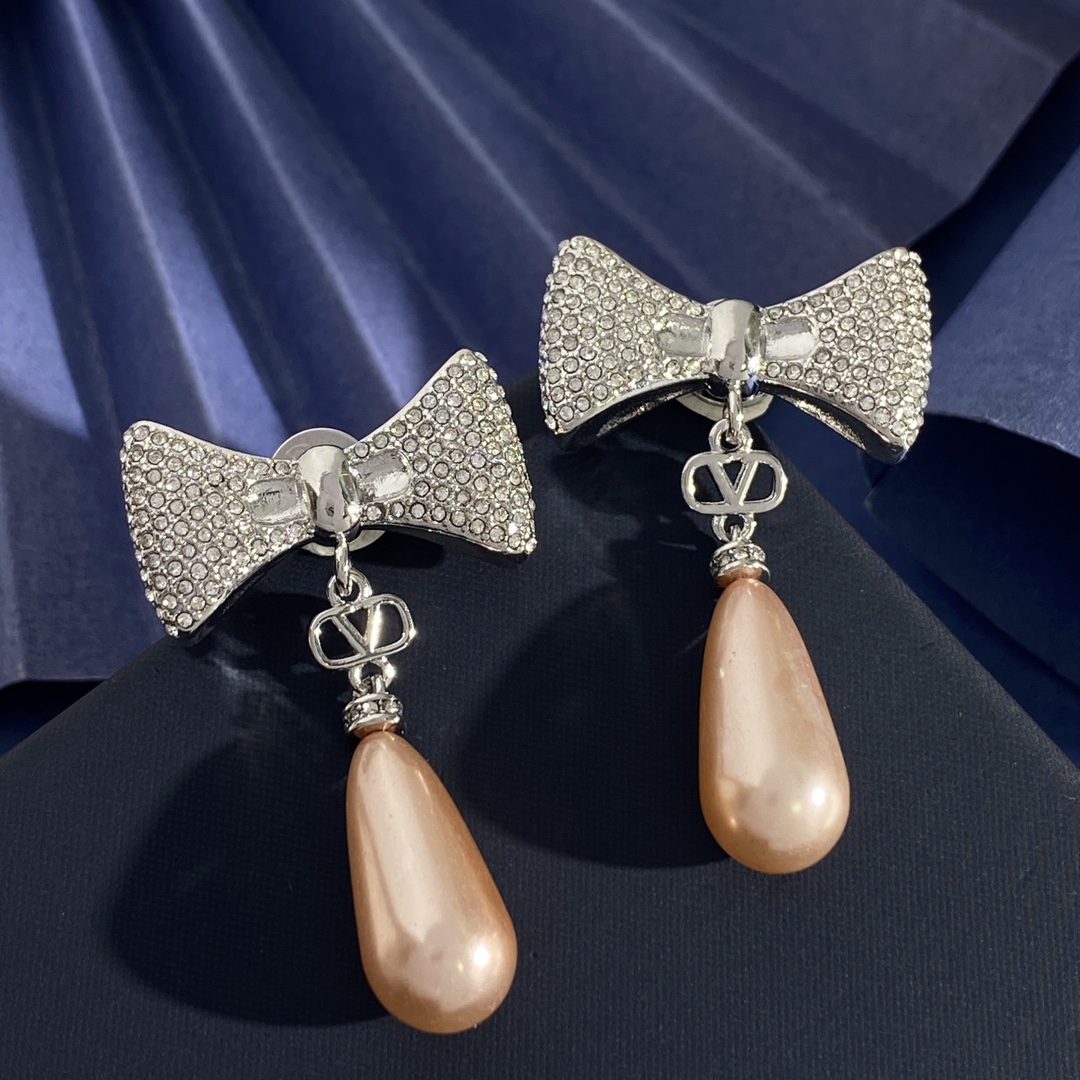Valentino’s European and American Personality: Drilled Butterflies vs. Champagne Pearls - 图片 3