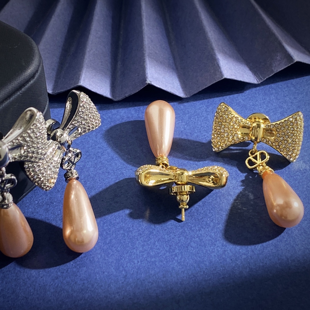 Valentino’s European and American Personality: Drilled Butterflies vs. Champagne Pearls - 图片 6