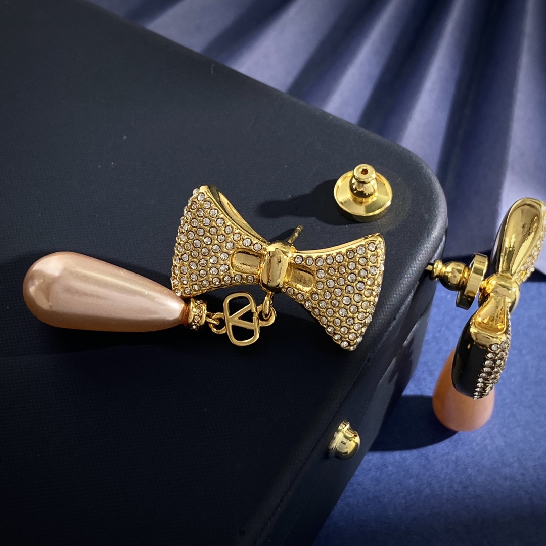 Valentino’s European and American Personality: Drilled Butterflies vs. Champagne Pearls - 图片 2