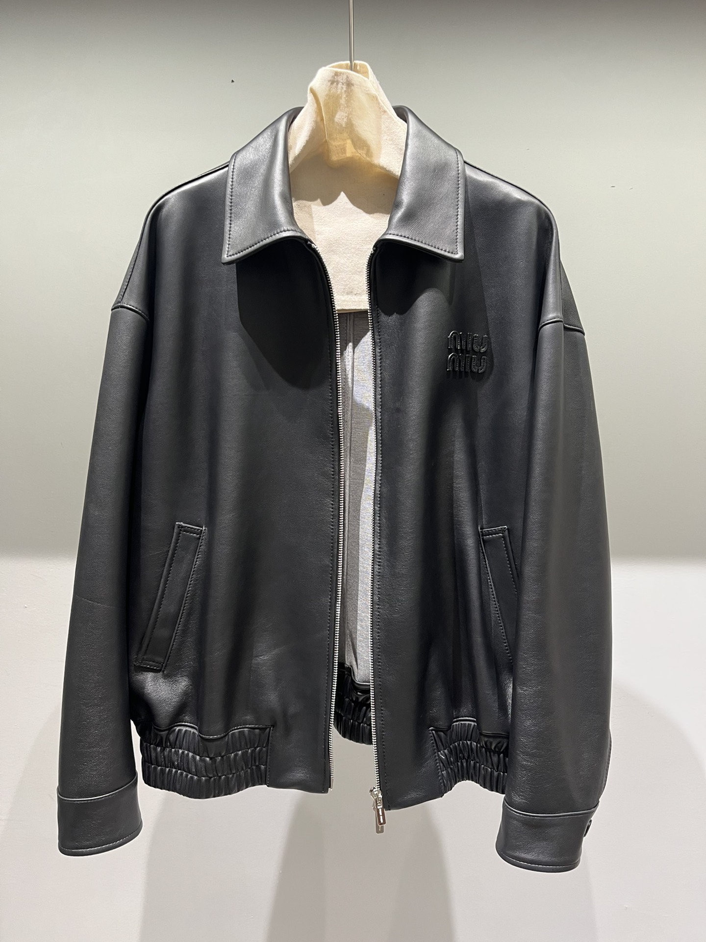 NO:777513,,miumiu sheepskin jacket, hardware buttons all with logo, counter-made composite craftsmanship without lining, loose and large size S-XL, loose fit, Miumiu-clothing,miumiu,jackets & coats,sheepskin,19860909,miumiu羊皮外套,五金纽扣都带logo,专柜做法复合工艺没有里布,宽松大版型 尺寸S- Xl码,宽松版型,缪缪-服装,miumiu,jackets & coats,sheepskin,,Women's clothing