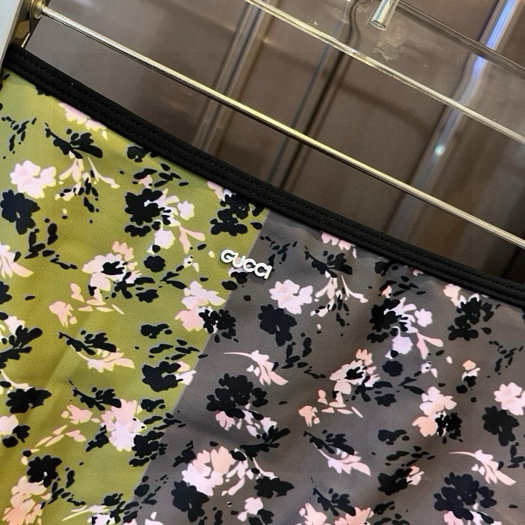 🆕
Gucci古奇比基尼👙 吊带背心+三角裤 上身超级棒！同步各大专柜发售，自然而然呈现时尚感！十分减龄