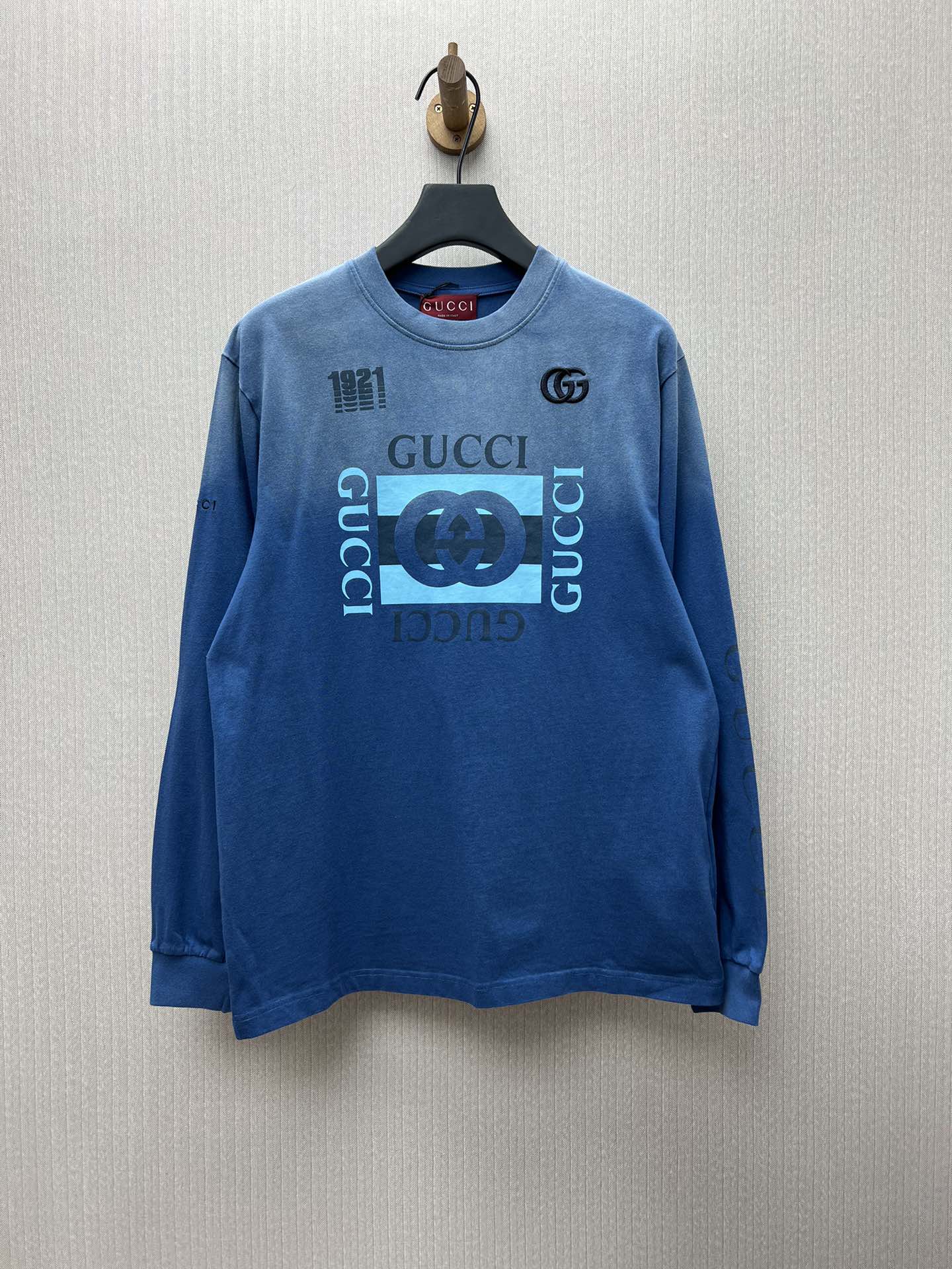 G 25ss Nueva camiseta de manga larga confeccionada en algodón de punto fino con efecto envejecido azul, adornada con el…