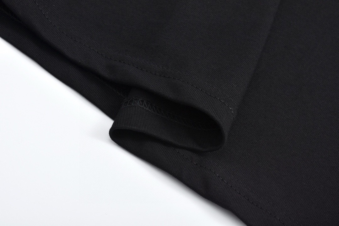 路易威登/Louis Vuitton 夏季新款 经典红色小标刺绣圆领短袖T恤 黑色-莆田鞋,莆田鞋货源,高仿鞋,高仿鞋货源,安福档口,莆田高仿鞋,莆田鞋批发,高仿鞋批发,莆田高仿运动鞋,高仿运动鞋,莆田运动鞋 路易威登/Louis Vuitton 夏季新款 经典红色小标刺绣圆领短袖T恤 黑色