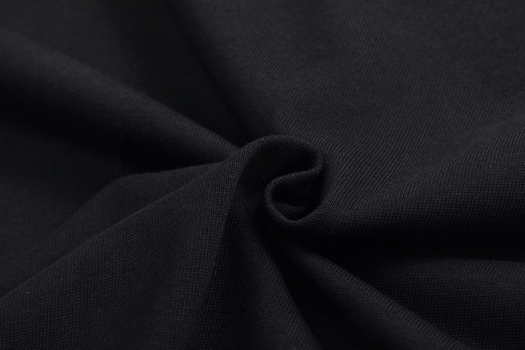 路易威登/Louis Vuitton 夏季新款 经典红色小标刺绣圆领短袖T恤 黑色-莆田鞋,莆田鞋货源,高仿鞋,高仿鞋货源,安福档口,莆田高仿鞋,莆田鞋批发,高仿鞋批发,莆田高仿运动鞋,高仿运动鞋,莆田运动鞋 路易威登/Louis Vuitton 夏季新款 经典红色小标刺绣圆领短袖T恤 黑色