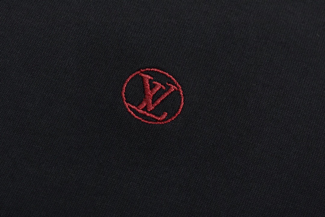 路易威登/Louis Vuitton 夏季新款 经典红色小标刺绣圆领短袖T恤 黑色-莆田鞋,莆田鞋货源,高仿鞋,高仿鞋货源,安福档口,莆田高仿鞋,莆田鞋批发,高仿鞋批发,莆田高仿运动鞋,高仿运动鞋,莆田运动鞋 路易威登/Louis Vuitton 夏季新款 经典红色小标刺绣圆领短袖T恤 黑色