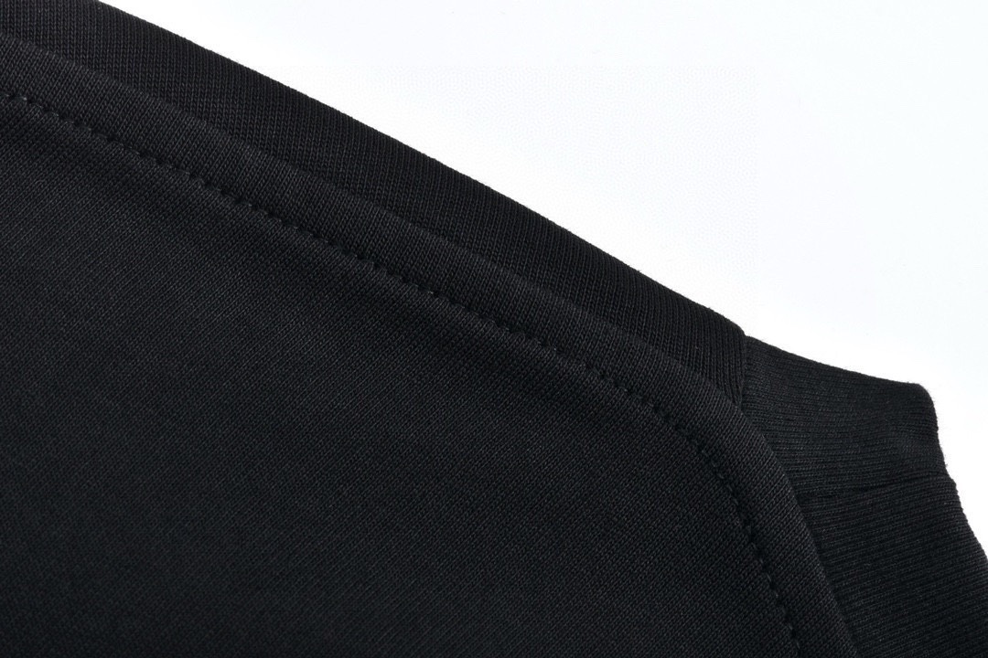 路易威登/Louis Vuitton 夏季新款 经典红色小标刺绣圆领短袖T恤 黑色-莆田鞋,莆田鞋货源,高仿鞋,高仿鞋货源,安福档口,莆田高仿鞋,莆田鞋批发,高仿鞋批发,莆田高仿运动鞋,高仿运动鞋,莆田运动鞋 路易威登/Louis Vuitton 夏季新款 经典红色小标刺绣圆领短袖T恤 黑色