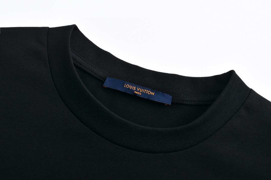 路易威登/Louis Vuitton 夏季新款 经典红色小标刺绣圆领短袖T恤 黑色-莆田鞋,莆田鞋货源,高仿鞋,高仿鞋货源,安福档口,莆田高仿鞋,莆田鞋批发,高仿鞋批发,莆田高仿运动鞋,高仿运动鞋,莆田运动鞋 路易威登/Louis Vuitton 夏季新款 经典红色小标刺绣圆领短袖T恤 黑色