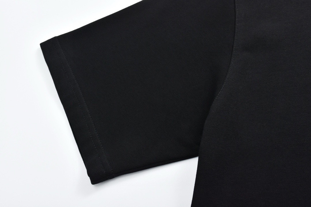 路易威登/Louis Vuitton 夏季新款 经典红色小标刺绣圆领短袖T恤 黑色-莆田鞋,莆田鞋货源,高仿鞋,高仿鞋货源,安福档口,莆田高仿鞋,莆田鞋批发,高仿鞋批发,莆田高仿运动鞋,高仿运动鞋,莆田运动鞋 路易威登/Louis Vuitton 夏季新款 经典红色小标刺绣圆领短袖T恤 黑色