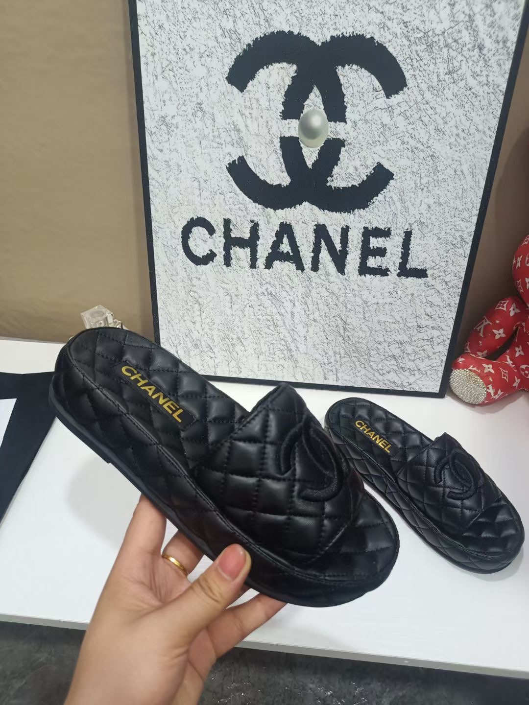 NO:706772,2025 Xiaoxiang top counter level - Xiaoxiang's latest 'Top Casual Slippers Series' original board customized leather surface, color, leather sole, 1:1 customized unique electric show style, Milan catwalk main recommendation, super hot. High-end handmade series, really beautiful!  Super good-looking on the feet, playful and high-end, many stars have recommended it. High popularity. .................................. Customized, latest casual slippers series, classic handmade for spring and autumn. Go material. The upper is made of original board material. The lining is made of original board material. The outsole is made of original board material. Full set of counter boutique packaging. .................................. Size35-40 (size 41 can be customized) Price top quality, slippers, slippers198609092025小香顶级专柜级- 小香最新“顶级休闲拖鞋系列”原板定制皮面、颜色、皮底、1:1定制独特的电秀风格、米兰走秀主推款,超火爆. 高级手工系列,真的太美了！上脚超级好看,俏皮又高级,众多明星纷纷推荐出镜率超高人气 ............................................. 定制、最新休闲拖鞋系列 春秋主打款经典手工制作 Go 材料 鞋面采用 原板材料 内里采用 原板材料 大底根据 原板材料 专柜精品包装全套 ............................................. Size35-40（41码可定做） Price顶级品质,拖鞋,slippers,Women's Shoes