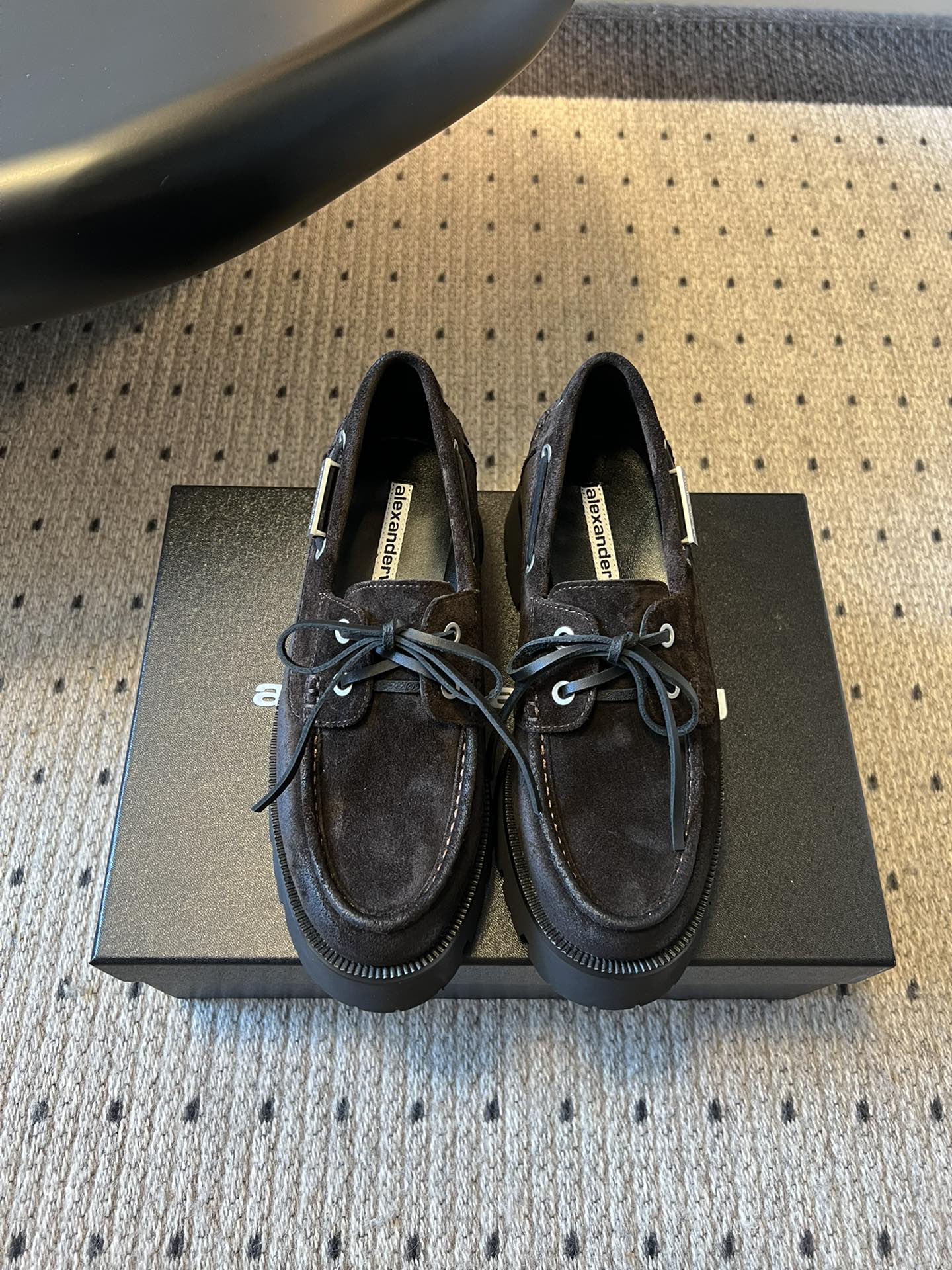 NO:668689,Alexander Wang aw carter Alexander Wang platform thick-soled loafers loafers Jennie King's thick-soled loafers are amazing, the same loafers are from pressure mountain king HaileyBieber's collision shoes!  This pair of stock trading artifacts is here. Compared with the previous old model and yours, the new model looks taller and slimmer. In addition to the classic black, there is also burgundy, which are low-key and no-match colors. The bright leather leather brother is matched with the iconic brand metal logo, and the 5cm thick sole design makes it easy to have long legs!  Upper cowhide/suede, lining sheepskin, outsole molded rubber, heel height 5cm, Size: 35-40 (40 customized, non-returnable), loafers, alexander wang, cartier, loafers, cowhide, sheepskin, chamois leather19860909Alexander Wang aw carter亚历山大王 松糕厚底乐福鞋 乐福鞋 Jennie 大王这双厚底乐福鞋好绝,同款乐福鞋来自压力山大王 HaileyBieber撞鞋！这双炒股神器就是来袭 新款相比之前的老款和你家的显高显瘦,除了经典黑色外,还有酒红色,都是低调白搭的配色 亮皮皮哥搭配标志性的品牌金属徽标,加上5cm厚底设计轻松拥有大长腿！ 鞋面牛皮/麂皮 内里羊皮 大底开模橡胶 跟高5cm Size:35-40（40 定制不退换）,乐福鞋,alexander wang,cartier,loafers,cowhide,sheepskin,chamois leather,Women's Shoes