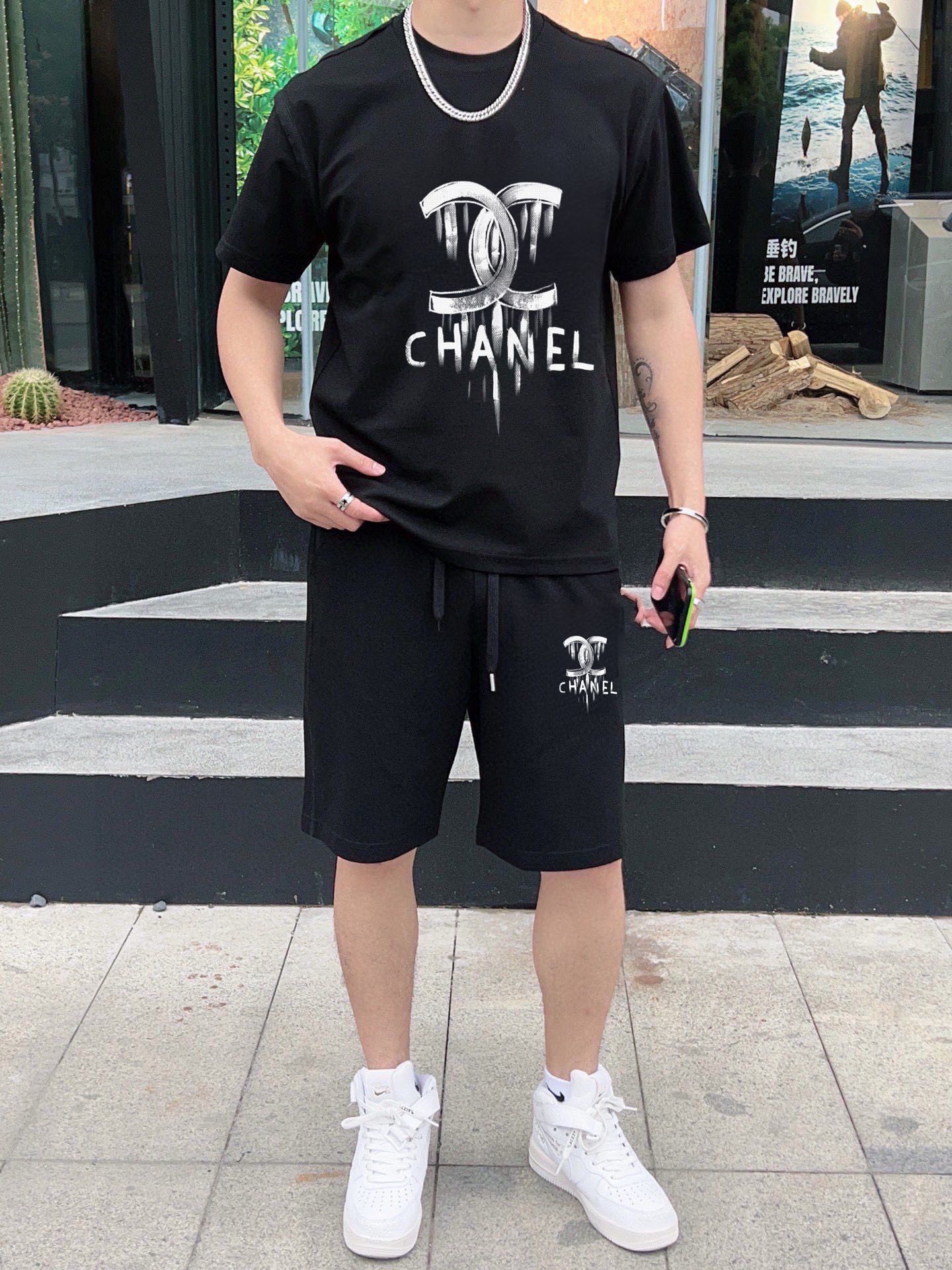 Chanel 品牌【CHANEL香奈儿】 2025新款男士短袖短裤套装 销售 市面高端版本 手感细腻柔软 让你穿着更加舒适 立体裁剪版型超赞 尺码:M-5XL下单请报身高体重