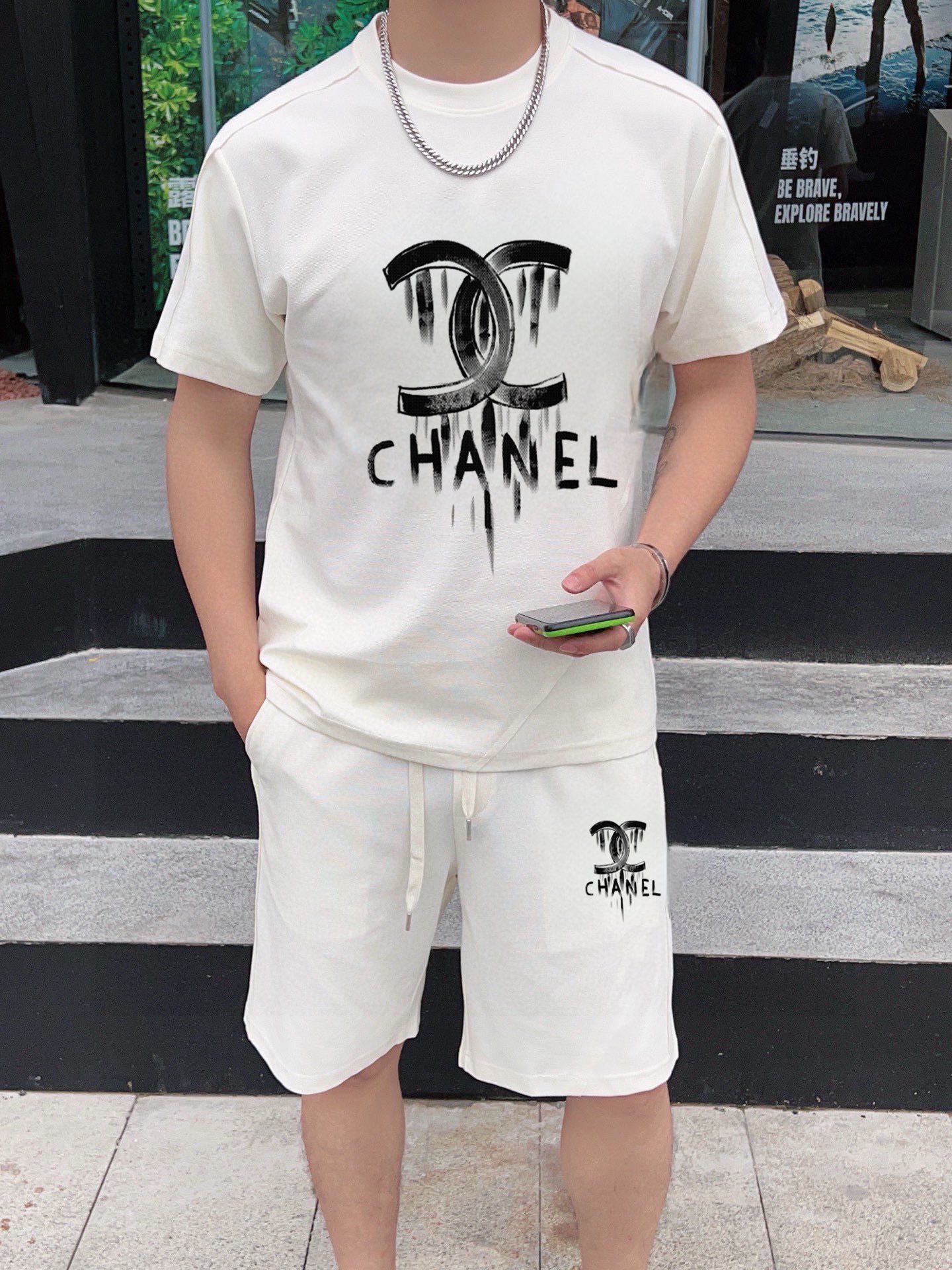 Chanel 品牌【CHANEL香奈儿】 2025新款男士短袖短裤套装 销售 市面高端版本 手感细腻柔软 让你穿着更加舒适 立体裁剪版型超赞 尺码:M-5XL下单请报身高体重