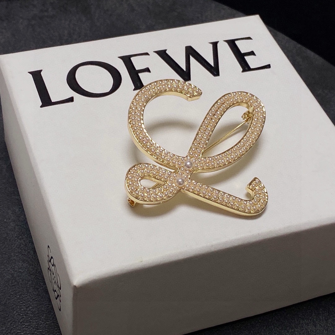 NO:380999,Loewe's design is really amazing and very artistic!  Its logo is the most beautiful art!  Golden line flower Luoyiwei brooch, versatile and practical style, very delicate and smooth details, fine jewelry, loewe, loewe, brooch, breastpin19860909Loewe罗意威的设计真的很厉害,非常的艺术！ 它的logo就是最美的艺术！ 金色线条花罗意威胸针 百搭实用款 细节处理的非常细腻光滑,饰品精品,loewe,loewe,brooch，breastpin,Jewelry