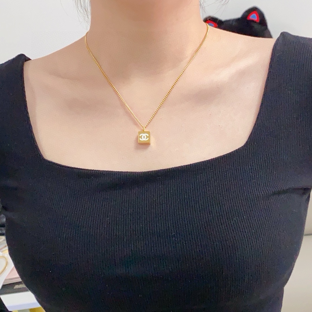NO:381008,Chanel Chanel's latest double C thick gold black and white double-sided necklace square 18K stainless steel color protection is super personalized, the versatile style is very unique, the overall details are very surprising, the design feels full, not only bringing personal confidence and taste, but the style is elegant and fashionable, highlighting the elegant French atmosphere, and meticulous details make it more attractive to wear, jewelry quality, chanel, chanel, necklace19860909香奈儿Chanel最新款双C厚金黑白双面项链正方形18K精钢保色超个性,百搭款特别特别赞,整体细节非常令人惊喜,设计感十足,不仅带出个人自信及品味,款式典雅而时尚,突显法式高雅气息,加上一丝不苟的细节,使得佩戴起来更具吸引力,饰品精品,chanel,chanel,necklace,Jewelry
