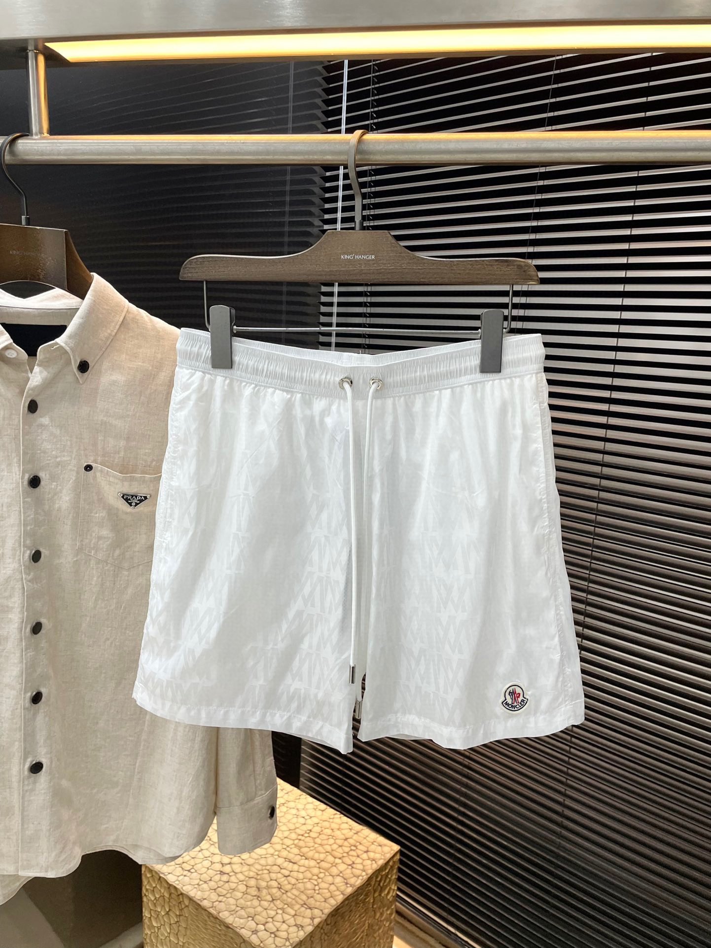 NO:480594,P Moncher- (Shirt) 2025 spring and summer hot casual jacquard shorts, this simple and casual style creates a fashionable single product that is both casual and personalized, luxurious and classic brand logo design, waist circumference, threaded surround, very comfortable and low-key, luxurious and elegant. It is absolutely stylish, extremely luxurious and versatile! Color Black Blue White Size S M L XL,,Moncler, shorts,alexander wang19860909P  Moncher-（蒙口）2025春夏季爆款休闲提花短裤,这款简约休闲款式打造休闲与个性兼备的时髦单品奢华经典品牌logo设计,腰围工艺螺纹围接,身穿着非常舒适低调不失奢华穿出去非常有档次上身绝对的有型极度奢华大气且百搭! 颜色 黑色 蓝色 白色尺码 S M L XL,,Moncler,shorts,alexander wang,Men's clothing