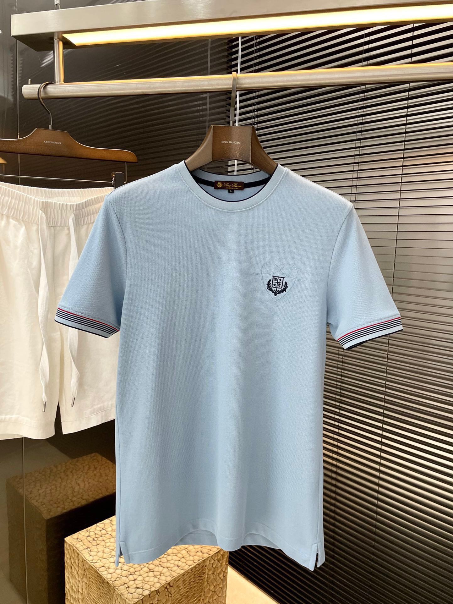 NO:480600,P Loro Piana series VIP high-end customization 2025 new short-sleeved versatile styles anyone can easily control. Fully customized fabric craftsmanship, high-quality cotton fabric. The fabric feels soft and comfortable and soft on the upper body. The simple style is very classy, ​​simple and unique, fashionable, the style is very exquisite, showing the aura, and highlighting the exquisiteness of business men!  Size M-3XL, loro piana, T-shirt, alexander wang19860909P  Loro Piana（诺悠翩雅） 系列 VIP高级定制 2025 新款短袖 百搭款式 任何人都可以轻松驾驭 面料全订制工艺 高定一等品绵面料 面料手感柔软,上身舒适柔软 简约的款式非常显档次,简约个性时尚,版型剪裁非常精致,显气场,又会凸显商务男士的精致！尺码 M-3XL,,loro piana,T-shirt,alexander wang,Men's clothing