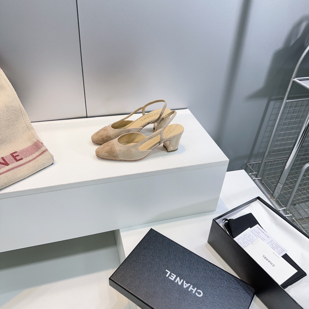 NO:463058,High quality!  The original orders are top-notch!  Welcome to compare!  Chanel Chanel classic retro suede ballet empty sandals!  Flat bottom/middle heel!  Original version purchased and developed!  The original version has the same style and color texture!  Classic work! Fans must not miss it!  The two-color design is simple and exquisite, the square toe is generous and elegant, and the legs are visually lengthened. The color of the toe creates a color difference. The rear lace-up design is simple and elegant. A pair of classic styles that can be worn for a hundred years is worth entering!! Imported upper sheep suede, inner footbed mixed-bred sheepskin imported from Italy. Original color genuine leather outsole Heel height: 2cm/ 6.5cm Size: 34-43 (34 40 41 42 43 customized non-return and exchange) with original packaging, sandals, chanel, chanel, sandals, sheepskin, chamois leather, Leather soles19860909高品质！常年做货原单顶级！欢迎对比！香奈儿chanel小香经典复古麂皮芭蕾舞后空凉鞋！ 平底/中跟！原版购入开发！版型、颜色质感原版一致！ 经典之作!香粉们一定不能错过哦！双色设计简约精美,方头大方气质,从视觉上拉长腿部线条,鞋头颜色产生了色差感,后系带设计简洁优雅,一双能穿百年的经典款,值得一入!! 鞋面进口羊麂皮 内里垫脚混种羊皮 意大利进口原色真皮大底 跟高:2cm/ 6.5cm 码数:34-43（34 40 41 42 43定制不退换）配原版包装,凉鞋,chanel,chanel,sandals,sheepskin,chamois leather,Leather soles,Women's Shoes