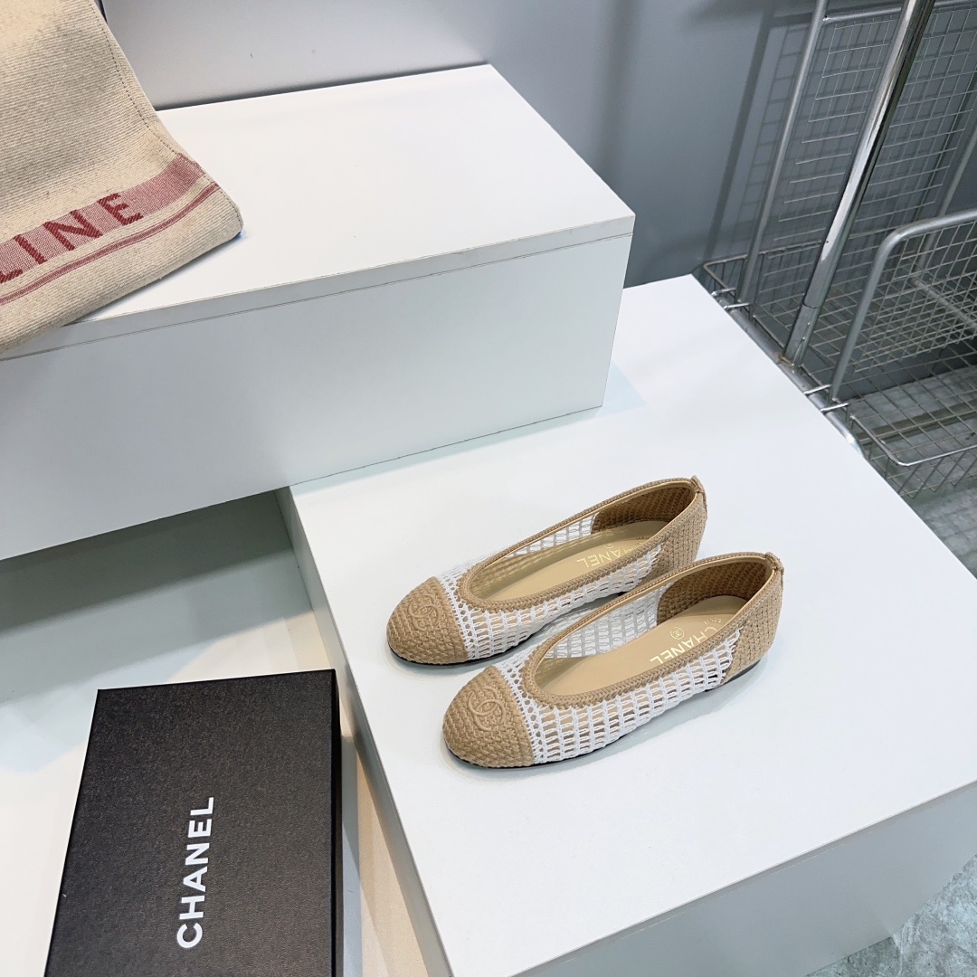 NO:463066,High quality!  Top quality original single channel!  Welcome to compare!  CHANEL Xiaoxiang C Home 2025 Spring and Summer New Product Popular King Weaving Ballet Flat Shoes!  A pair of hand-woven ballet shoes with closed eyes are out of stock when they are on the market. The shoe shape is simple, classic and practical. Various styles can be used as the finishing touch. The moment you see the real thing, the babies will know how excellent it is. A thousand-year-old classic model, a flat-soled single shoe that is popular every year. Street photos of celebrities and celebrities can be seen everywhere on the feet. Simple color matching, delicate small round toe, an absolute versatile tool. The upper is hand-crafted from the original material. The inner foot padded sheepskin imported from Italy. The size: 34-41 (34 40 41 orders and no return) with original packaging, single shoes, chanel, chanel, chanel, sheepskin, Leather soles19860909高品质！顶级品质原单渠道！欢迎对比！CHANEL香奈儿小香C家 2025春夏新品人气王编织芭蕾舞平底单鞋！ 一双闭眼入的拉菲草手工编织芭蕾舞鞋 上市就断货 鞋型简单经典实穿 各种风格搭配都能起到点睛之笔 看到实物的那一刻 宝宝们就知道它有多优秀了 万年经典款,年年都火爆的平底小单鞋 明星网红上脚街拍随处可见,简约的拼色搭配,秀气的小圆头,绝对的百搭利器 鞋面采用原版材质手工编制 内里垫脚羊皮 意大利进口真皮大底 码数:34-41（34 40 41定订不退换) 配原版包装,单鞋,chanel,chanel,chanel,sheepskin,Leather soles,Women's Shoes