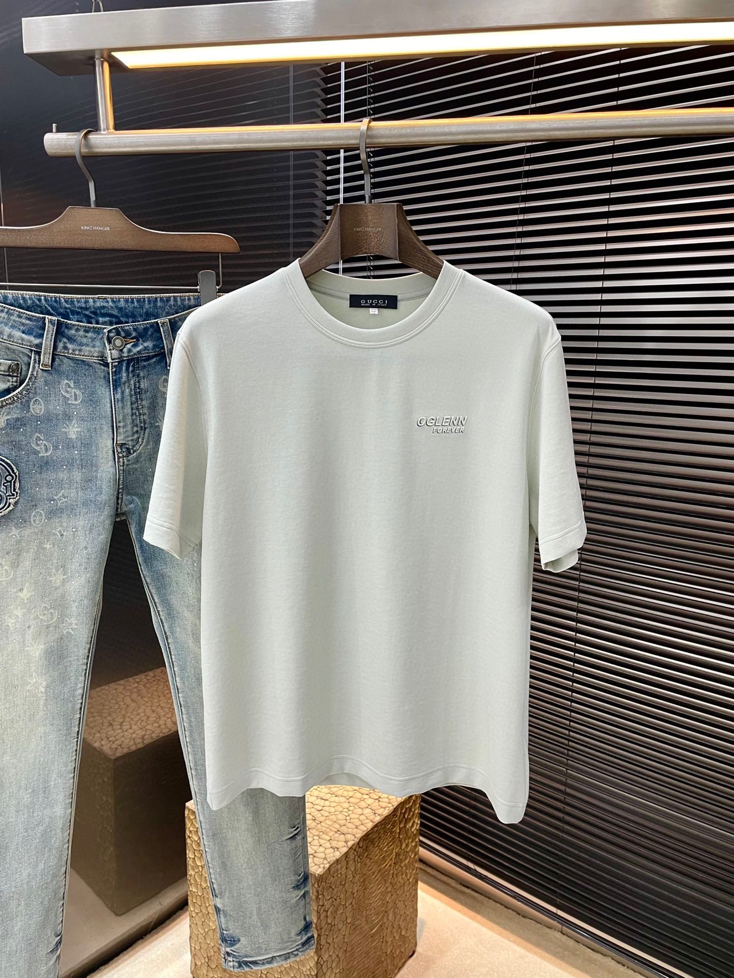 NO:480547,P Gucci series VIP high-end customization 2025 spring and summer new short-sleeved style versatile styles can be easily controlled by anyone. Fully customized fabrics, high-quality first-class Laiser mulberry silk fabric. The fabric feels soft and the upper body is comfortable and soft. The simple style is very classy, ​​simple and unique, and the style is very exquisite. The cut is very exquisite, showing the aura, and it will highlight the exquisiteness of business men!  Size M-3XL, gucci, gucci, T-shirt, alexander wang19860909P  Gucci（古驰）系列 VIP高级定制 2025春夏季新款短袖 百搭款式 任何人都可以轻松驾驭 面料全订制 高定一等品莱赛尔桑蚕丝面料 面料手感柔软,上身舒适柔软 简约的款式非常显档次,简约个性时尚,版型剪裁非常精致,显气场,又会凸显商务男士的精致！尺码 M-3XL,,gucci,gucci,T-shirt,alexander wang,Men's clothing