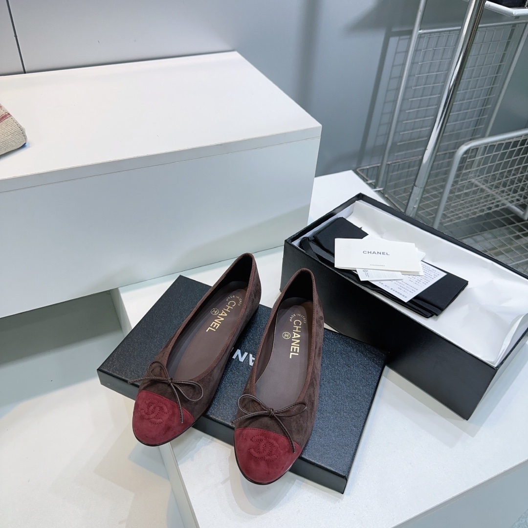 NO:463073,High quality!  The original orders are top-notch!  Welcome to compare!  Chanel Xiaoxiang's new sheep suede bow ballet shoes flat shoes!  This little scent ballet shoes is so classic. Every girl has a classic series that never goes out of date. It can be matched all year round!  New colors will be released in limited edition every year. No matter what occasion, you will not make any mistakes when matching them, and there is no pressure to go shopping!  The counter is over 60 colors!  You can follow the picture!  The upper is made of original imported sheep suede, inner foot pad mixed-bred sheepskin imported from Italy, original color genuine leather outsole, size: 34-43 (34.40.41.4243 customized without return) with original packaging, single shoes, chanel, sheepskin, chamois leather, Leather soles19860909高品质 ！常年做货原单顶级！欢迎对比！Chanel小香新品羊麂皮蝴蝶结芭蕾舞鞋平底单鞋！ 这款小香芭蕾舞鞋实在太经典了,每个女孩都要有的一款,永不过时的经典系列 一年四季皆可搭配 ！ 每年都会出新色限量发售,无论什么场合都,随便搭配都不会出错,且逛街暴走无压力！ 专柜六十多色！来图可接！ 鞋面采用原版进口羊麂皮 内里垫脚混种羊皮 意大利进口原色真皮大底 码数:34-43（34.40.41.4243定做不退换） 配原版包装,单鞋,chanel,sheepskin,chamois leather,Leather soles,Women's Shoes
