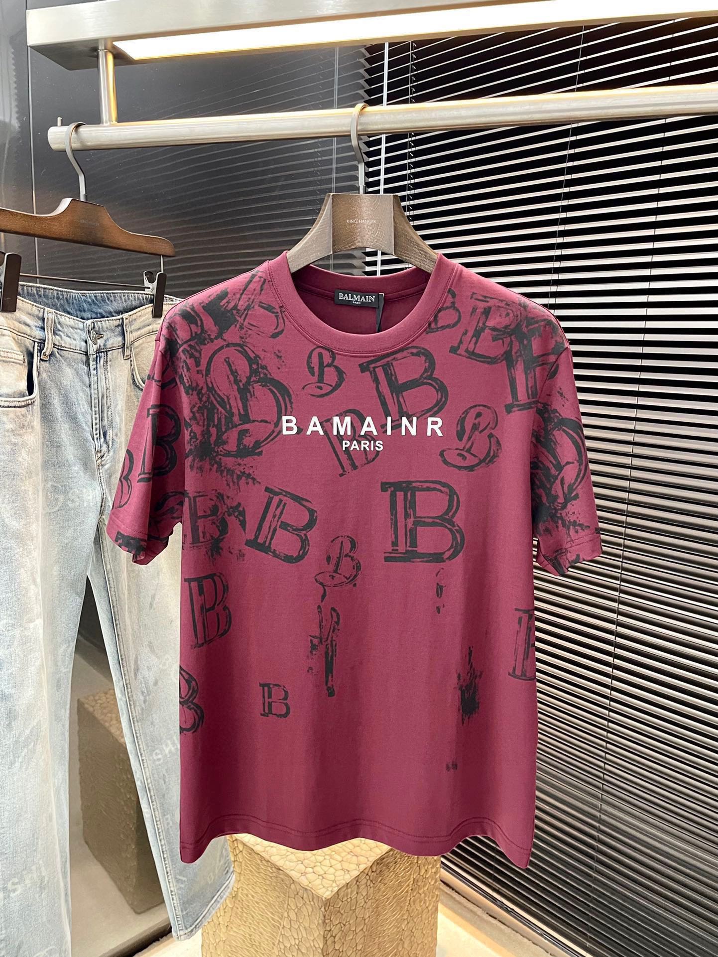 NO:480556,P BALMAIN series VIP high-end customization 2025 spring and summer new short-sleeved style versatile styles anyone can easily control. Fully customized fabrics, high-quality first-class cotton fabrics. The fabric feels soft and the upper body is comfortable and soft. The simple style is very classy, ​​simple and unique, fashionable, the style is very exquisite, showing the aura, and will highlight the exquisiteness of business men!  Size M-3XL, balmain, balmain, T-shirt, alexander wang19860909P  BALMAIN（巴尔曼）系列 VIP高级定制 2025春夏季新款短袖 百搭款式 任何人都可以轻松驾驭 面料全订制 高定一等品全棉面料 面料手感柔软,上身舒适柔软 简约的款式非常显档次,简约个性时尚,版型剪裁非常精致,显气场,又会凸显商务男士的精致！尺码 M-3XL,,balmain,balmain,T-shirt,alexander wang,Men's clothing