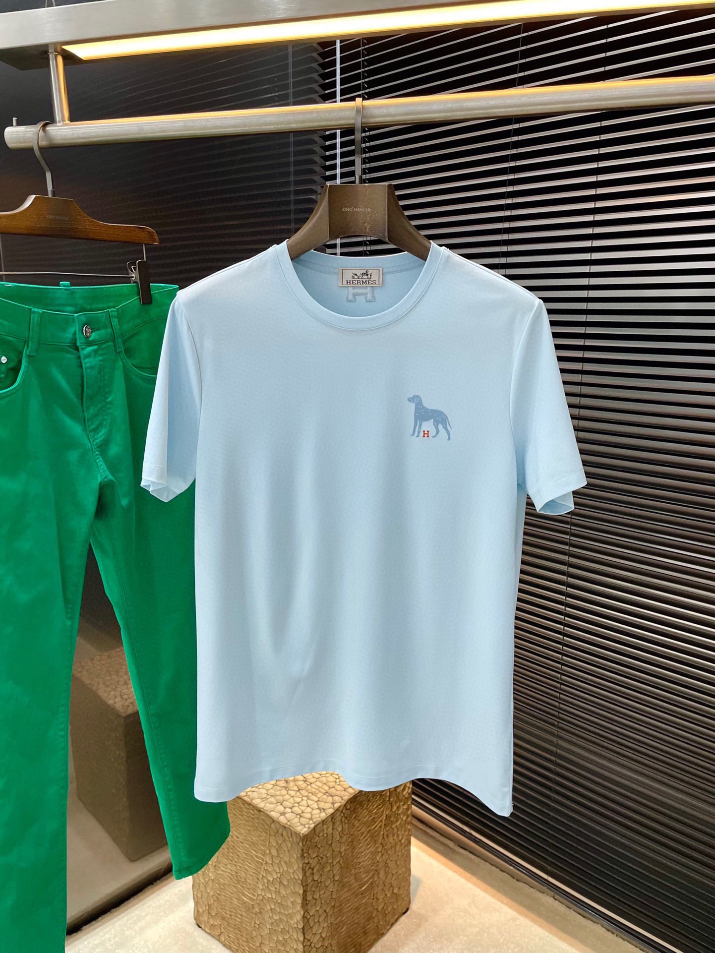 NO:480564,P HERMES series VIP high-end customization 2025 spring and summer new short-sleeved style versatile styles anyone can easily control. Fully customized fabrics, high-quality viscose fabrics. The fabric feels soft and the upper body is comfortable and soft. The simple style is very classy, ​​simple and unique, fashionable, the style is very exquisite, showing the aura, and will highlight the exquisiteness of business men!  Size M-3XL, hermes, hermes, T-shirt, alexander wang19860909P  HERMES（爱马仕）系列 VIP高级定制 2025春夏季新款短袖 百搭款式 任何人都可以轻松驾驭 面料全订制 高定一等品粘纤面料 面料手感柔软,上身舒适柔软 简约的款式非常显档次,简约个性时尚,版型剪裁非常精致,显气场,又会凸显商务男士的精致！尺码 M-3XL,,hermes,hermes,T-shirt,alexander wang,Men's clothing