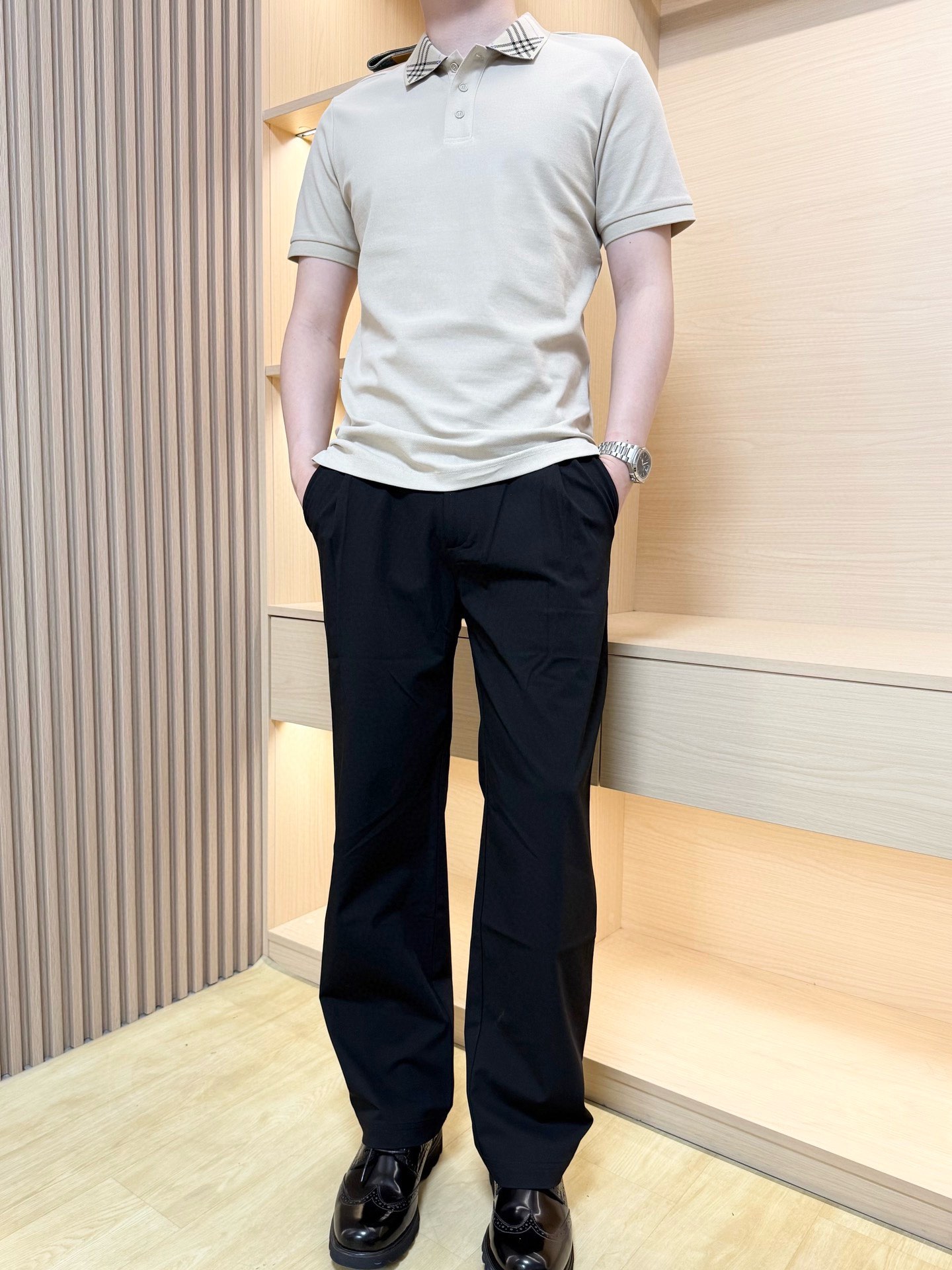 NO:483006,Burberry-2025 latest hot polo shipments, hot-selling items in Europe and the United States!  Selected Italian imported fine cotton design, the lapel plaid design is elegant and fashionable, and the upper body effect needs no more. The code number m-3xl (model 180/140 wears 50, with Hong Kong Lane Crawford gift box packaging), burberry, alexander wang19860909巴宝莉-2025最新爆款polo出货 欧美热销单品！精选意大利进口精棉设计,翻领的格纹设计雅致不失时尚 上身效果不用多说.码数m-3xl（模特180/140穿50,配香港连卡佛礼盒包装）,,burberry,alexander wang,Men's clothing