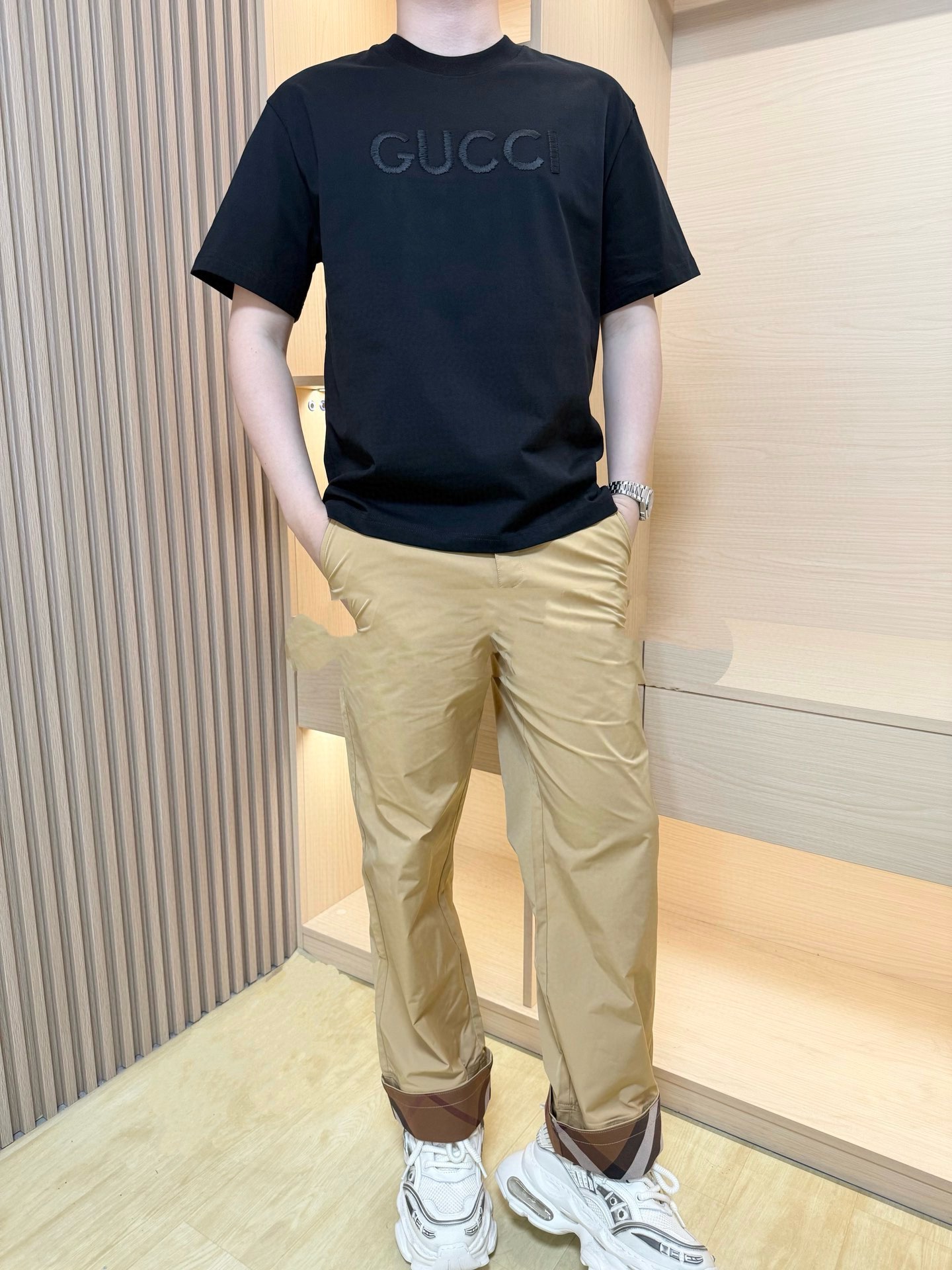 NO:482958,Guqi-2025 latest round neck T-shirt shipment, hot-selling items in Europe and the United States!  Selected high-density precision cotton fabric imported from Italy, the brand logo on the chest is matched with the latest design, showing fashion, the base and outerwear are quite good looking. The code number XS-XL (model 180/140 wear S, with Hong Kong Lane Crawford gift box packaging), tees, t-shirt, alexander wang19860909古琦-2025最新圆领T恤出货 欧美热销单品！精选意大利进口高密精棉面料,胸口的品牌标志搭配最新的设计,彰显时尚 打底和外穿都相当好看.码数XS-XL（模特180/140穿S,配香港连卡佛礼盒包装）,,tees，t-shirt,alexander wang,Men's clothing