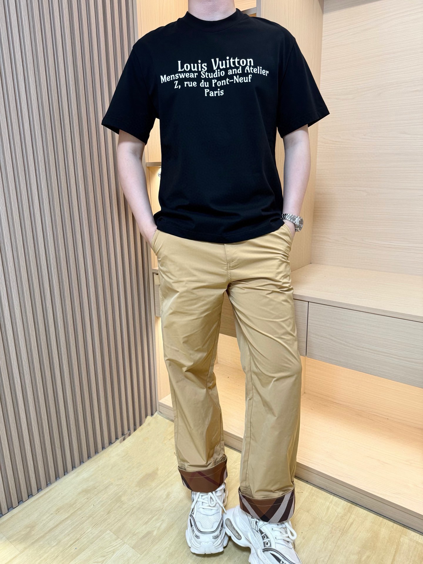 NO:483022,Louis Vuitton-2025 latest round neck T-shirt shipment, hot-selling items in European and American counters!  Selected high-density cotton fabric imported from Italy, the brand logo on the chest is matched with the latest design, showing fashion, the base and outerwear are quite good looking. The number of code XS-XL (model 180/140 wear S, with Hong Kong Lane Crawford gift box packaging), louis vuitton,tees, t-shirt, alexander wang19860909路易威登-2025最新圆领T恤出货 欧美专柜热销单品！精选意大利进口高密精棉面料,胸口的品牌标志搭配最新的设计,彰显时尚 打底和外穿都相当好看.码数XS-XL（模特180/140穿S,配香港连卡佛礼盒包装）,,louis vuitton,tees，t-shirt,alexander wang,Men's clothing