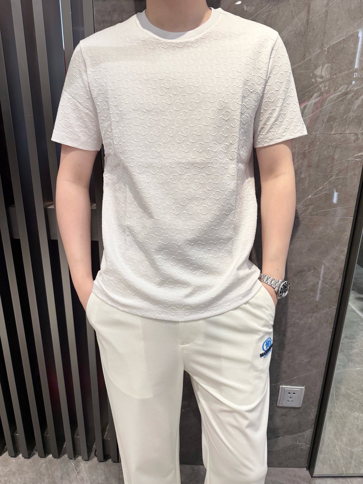 NO:482967,Dino luxury products - brand authentic 2025 latest round neck T-shirt shipment, hot-selling items in Europe and the United States!  Select custom European cotton fabrics from imported Italian brands!  The brand logo of the whole body is matched with the latest design to highlight fashion!  Number of codes 48-56 (model 180/140 wears 50, with Hong Kong Lane Crawford gift box packaging), tees, t-shirt, alexander wang19860909Dino奢品-品牌正品2025最新圆领T恤出货 欧美热销单品！精选意大利进口品牌定制欧货棉面料！通体的品牌标志搭配最新的设计,彰显时尚 ！码数48-56（模特180/140穿50,配香港连卡佛礼盒包装）,,tees，t-shirt,alexander wang,Men's clothing