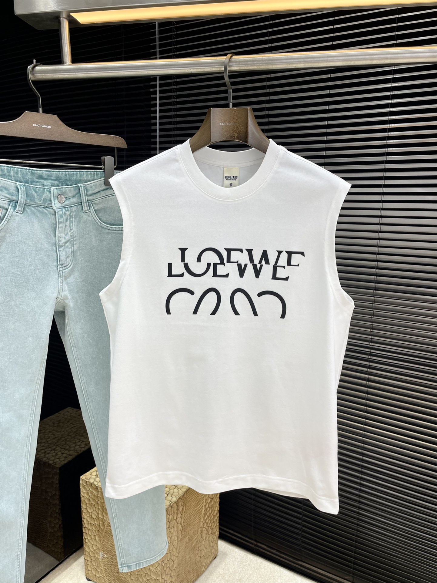 NO:480584,P Loewe series VIP high-end customization 2025 spring and summer new items are launched, a very fashionable and avant-garde vest for men and women, with logo pattern modification!  Different from the past, it declares the design concept that has been passed down for many years in the brand!  Its eye-catchingness is no less than any classic style, perfectly presenting the fashionable, high-end and luxurious feeling in front of the world!  Made of imported long velvet cotton material, selected high-quality pure cotton fabric, soft and soft to the touch, the real thing is definitely beyond your imagination, close to the body and breathable, even if you sweat profusely, you will not feel greasy or stuffy, and will bring sweating and moisture absorption to the extreme!  Size 48-56, loewe, loewe, alexander wang19860909P  Loewe（罗意威）系列 VIP高级定制 2025春夏季全新单品上线,非常时髦前卫的一款男女同款背心,标识logo图案修饰！区别于以往的不同,宣示品牌传承多年的设计理念！其吸睛度完全不亚于任何经典款式,将时髦高级感与奢华感完美呈现在世人眼前！客供进口长绒棉材质制成,精选优质纯棉面料,触感软糯亲肤细腻,实物到手绝对超乎你的想象,贴身无比舒适透气,即便是汗流浃背也不会有腻身及闷热感可言,将排汗吸湿性发挥到了极致！尺码 48-56,,loewe,loewe,alexander wang,Men's clothing