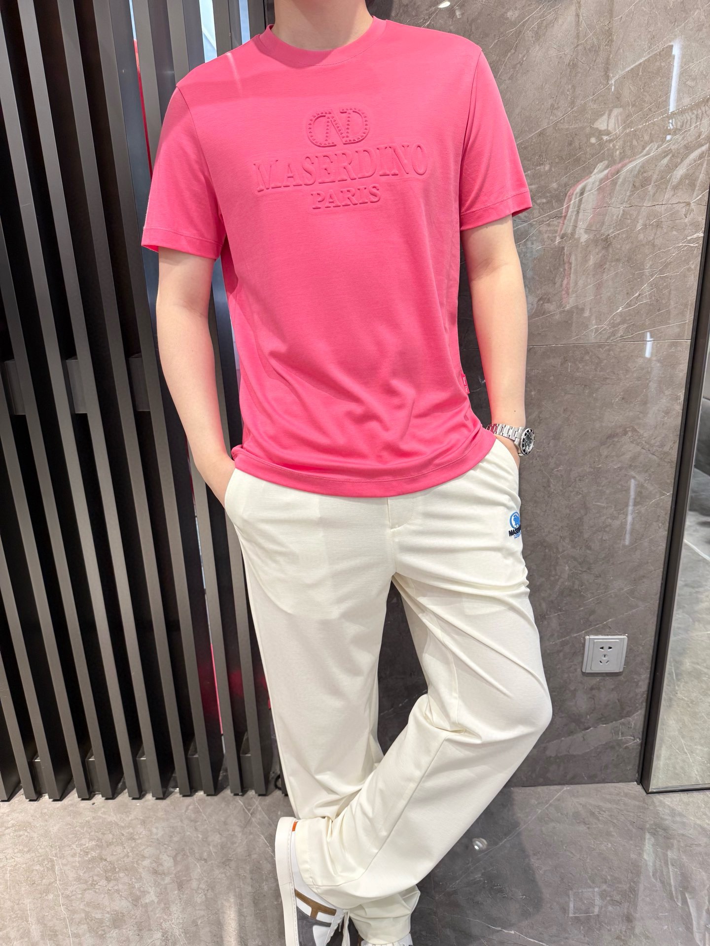 NO:482985,Dino luxury products - brand authentic 2025 latest round neck T-shirt shipment, hot-selling items in Europe and the United States!  Select custom European cotton fabrics from imported Italian brands!  The brand logo on the chest is matched with the latest design to highlight fashion!  Number of codes 48-56 (model 180/140 wears 50, with Hong Kong Lane Crawford gift box packaging), tees, t-shirt, alexander wang19860909Dino奢品-品牌正品2025最新圆领T恤出货 欧美热销单品！精选意大利进口品牌定制欧货棉面料！胸前的品牌标志搭配最新的设计,彰显时尚 ！码数48-56（模特180/140穿50,配香港连卡佛礼盒包装）,,tees，t-shirt,alexander wang,Men's clothing