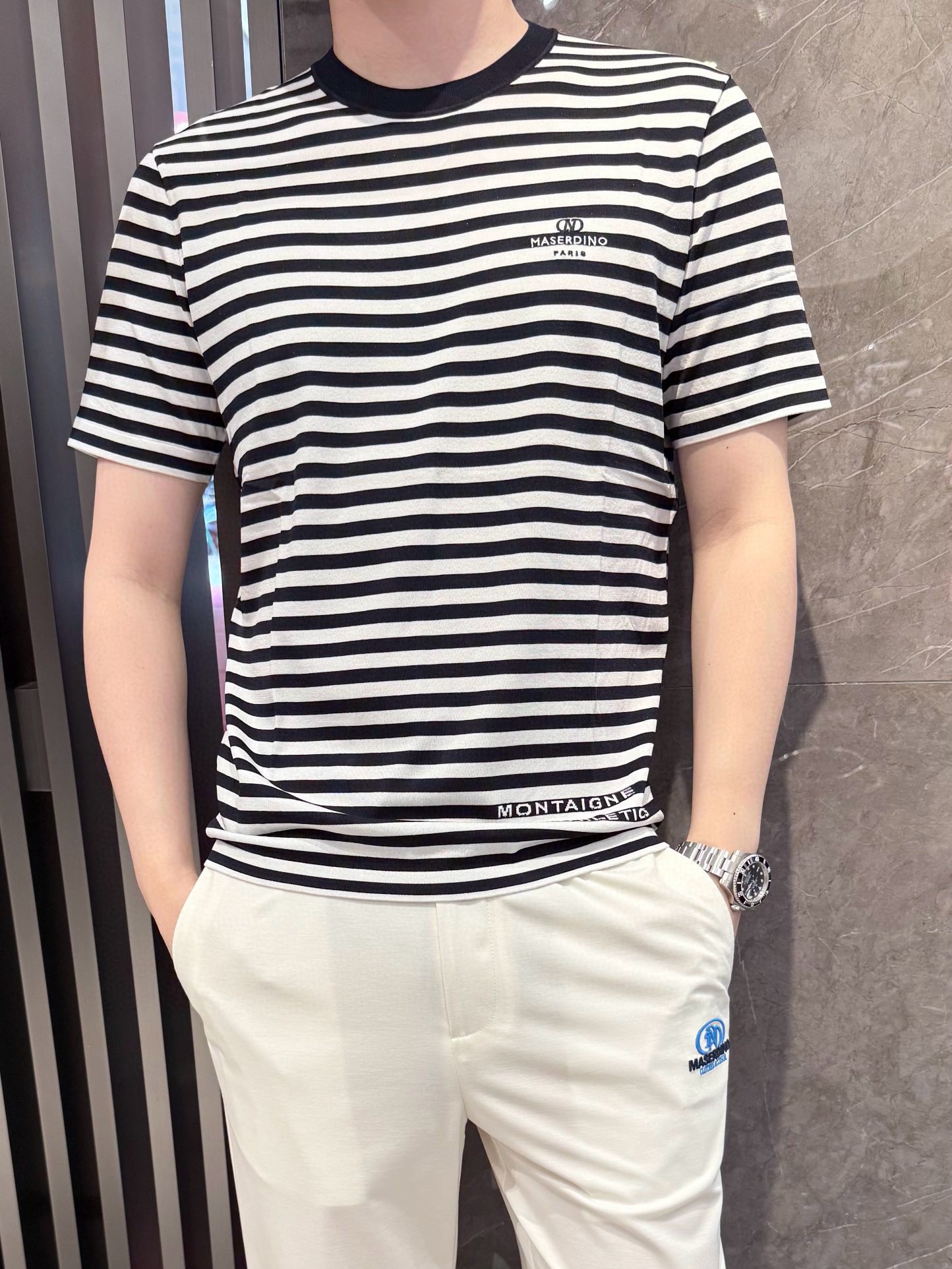 NO:482993,Dino luxury products - brand authentic 2025 latest round neck T-shirt shipment, hot-selling items in Europe and the United States!  Select custom-made Ilit fabrics from imported Italian brands!  The brand logo on the chest is matched with the latest striped design to highlight fashion!  Number of codes 48-56 (model 180/140 wears 50, with Hong Kong Lane Crawford gift box packaging), tees, t-shirt, alexander wang19860909Dino奢品-品牌正品2025最新圆领T恤出货 欧美热销单品！精选意大利进口品牌定制伊力特面料！胸前的品牌标志搭配最新的条纹设计,彰显时尚 ！码数48-56（模特180/140穿50,配香港连卡佛礼盒包装）,,tees，t-shirt,alexander wang,Men's clothing