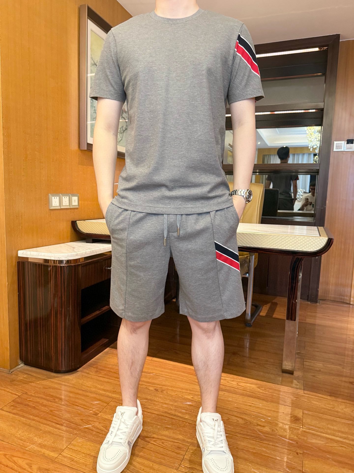 NO:483009,Bangu - 2025 latest hot-selling sets are shipped, and European and American hot-selling items!  Selected Italian imported fine cotton fabrics with simple designs, and the webbing design on the cuffs highlights fashion. You cannot miss it. Size 48-56 (model 180/140 wears 50, with Hong Kong Lane Crawford gift box packaging), Moncler, alexander wang19860909蒙口-2025最新爆款套装出货 欧美热销单品！精选意大利进口精棉面料搭配简约的设计,袖口的织带设计彰显时尚 您不容错过.尺码48-56（模特180/140穿50,配香港连卡佛礼盒包装）,,Moncler,alexander wang,Men's clothing