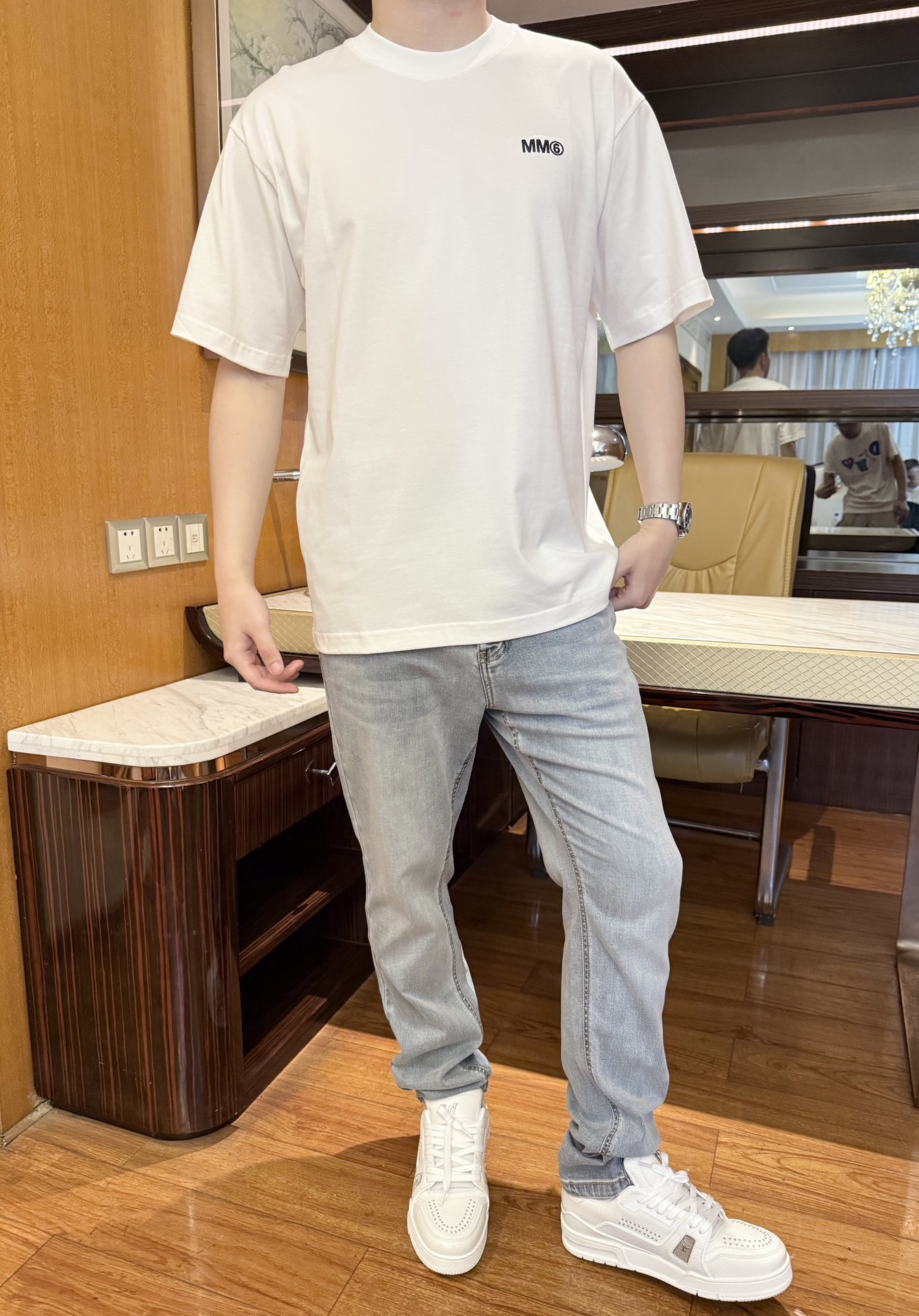 NO:483026,Majila-2025 latest hot T-shirt shipment, hot-selling items in Europe and the United States!  Selected Italian imported fine cotton fabrics with simple and elegant designs, the brand English embroidery on the chest highlights the charm, and the upper body effect can be seen. The number of code M-XXL (model 180/140 wears M, with Hong Kong Lane Crawford gift box packaging),,masion margiela,tees,t-shirt,alexander wang19860909马吉拉-2025最新爆款T恤出货 欧美热销单品！精选意大利进口精棉面料搭配简约大方的设计,胸前的品牌英文刺绣彰显韵味 上身效果看得见.码数M-XXL（模特180/140穿M,配香港连卡佛礼盒包装）,,masion margiela,tees，t-shirt,alexander wang,Men's clothing