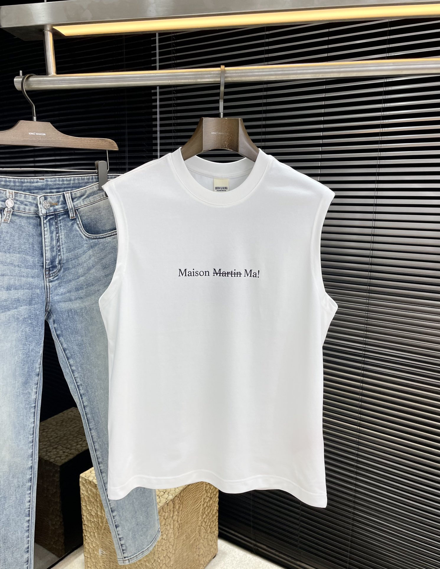 NO:480590,P Maison Margiela (Miz6) series VIP high-end customization 2025 spring and summer new items are launched, a very fashionable and avant-garde vest for men and women, with logo pattern modification!  Different from the past, it declares the design concept that has been passed down for many years in the brand!  Its eye-catchingness is no less than any classic style, perfectly presenting the fashionable, high-end and luxurious feeling in front of the world!  Made of imported Crow cotton, the customer-supplied high-quality pure cotton fabric is soft and glutinous, skin-friendly and delicate. The actual product is definitely beyond your imagination. It is extremely comfortable and breathable in close body. Even if you sweat profusely, you will not feel greasy or stuffy. It will bring sweating and moisture absorption to the extreme!  Size 48-56,,masion margiela,masion margiela,alexander wang19860909P  Maison Margiela（马吉拉MM6）系列 VIP高级定制 2025春夏季全新单品上线,非常时髦前卫的一款男女同款背心,标识logo图案修饰！区别于以往的不同,宣示品牌传承多年的设计理念！其吸睛度完全不亚于任何经典款式,将时髦高级感与奢华感完美呈现在世人眼前！客供进口克洛棉材质制成,精选优质纯棉面料,触感软糯亲肤细腻,实物到手绝对超乎你的想象,贴身无比舒适透气,即便是汗流浃背也不会有腻身及闷热感可言,将排汗吸湿性发挥到了极致！尺码 48-56,,masion margiela,masion margiela,alexander wang,Men's clothing