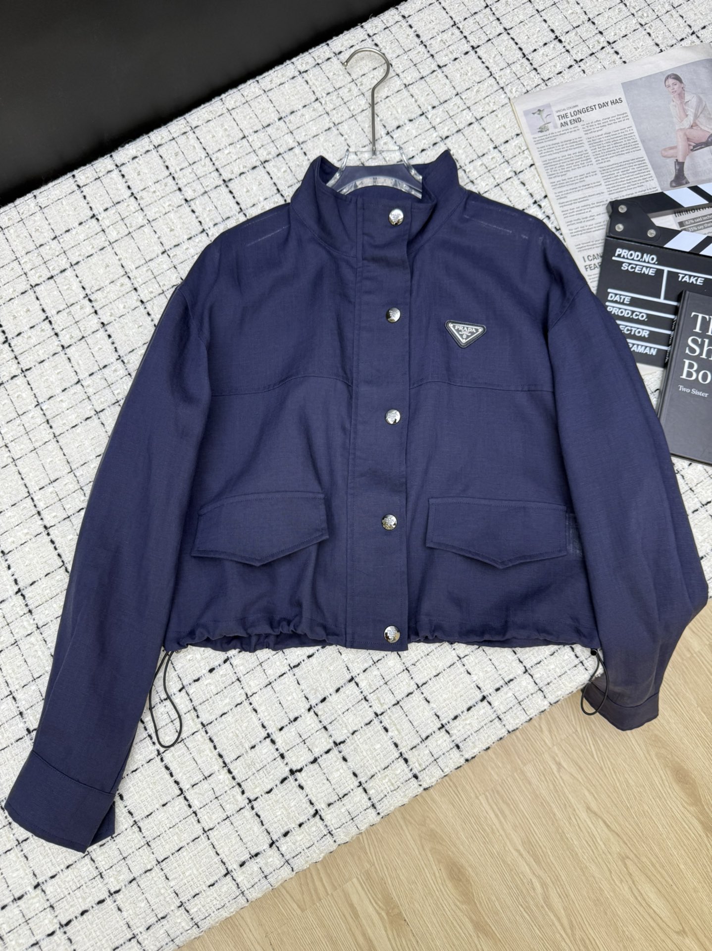 NO:459667,Simple and elegant 25ss new style, stand-up collar design, light linen jacket, clean, simple and elegant style, showing high-end temperament, whether it is daily matching or commuting, classic triangle embellishment, very detailed, two-color SML,, jackets & coats, alexander wang19860909简洁大气 25ss新款 立领设计轻薄款亚麻外套 干干净净的 简洁大方的款式 很显高级的气质 不管是日常搭配或者通勤皆可 经典三角标点缀 很有细节感 两色SML,,jackets & coats,alexander wang,Women's clothing