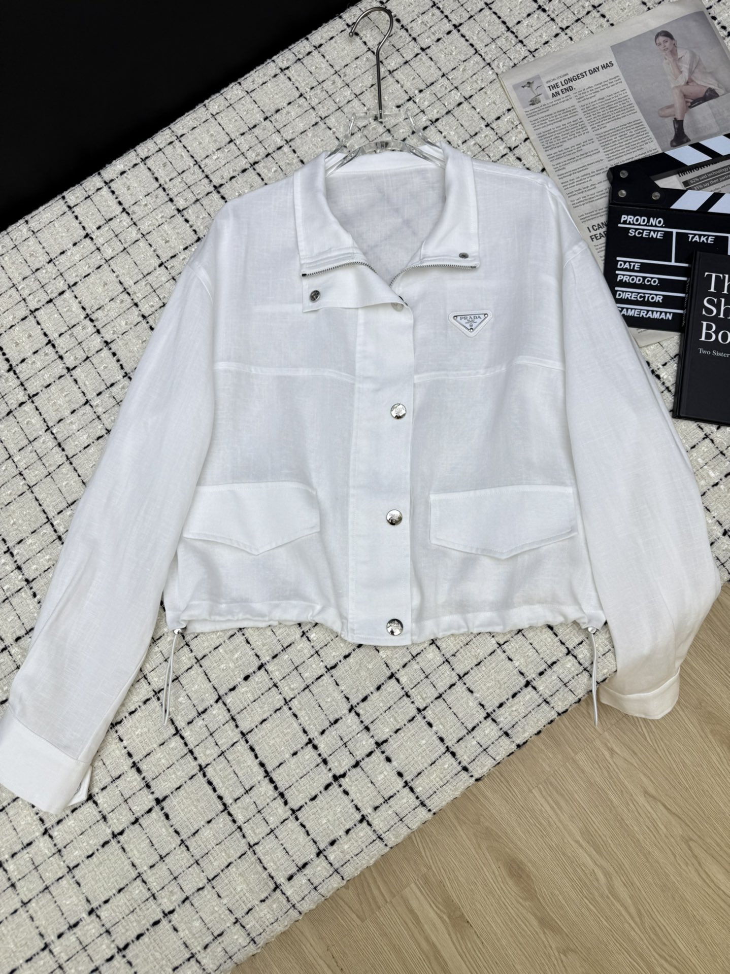 NO:459681,Simple and elegant 25ss new style, stand-up collar design, light linen jacket, clean, simple and elegant style, showing high-end temperament, whether it is daily matching or commuting, classic triangle embellishment, very detailed, two-color SML,, jackets & coats, alexander wang19860909简洁大气 25ss新款 立领设计轻薄款亚麻外套 干干净净的 简洁大方的款式 很显高级的气质 不管是日常搭配或者通勤皆可 经典三角标点缀 很有细节感 两色SML,,jackets & coats,alexander wang,Women's clothing