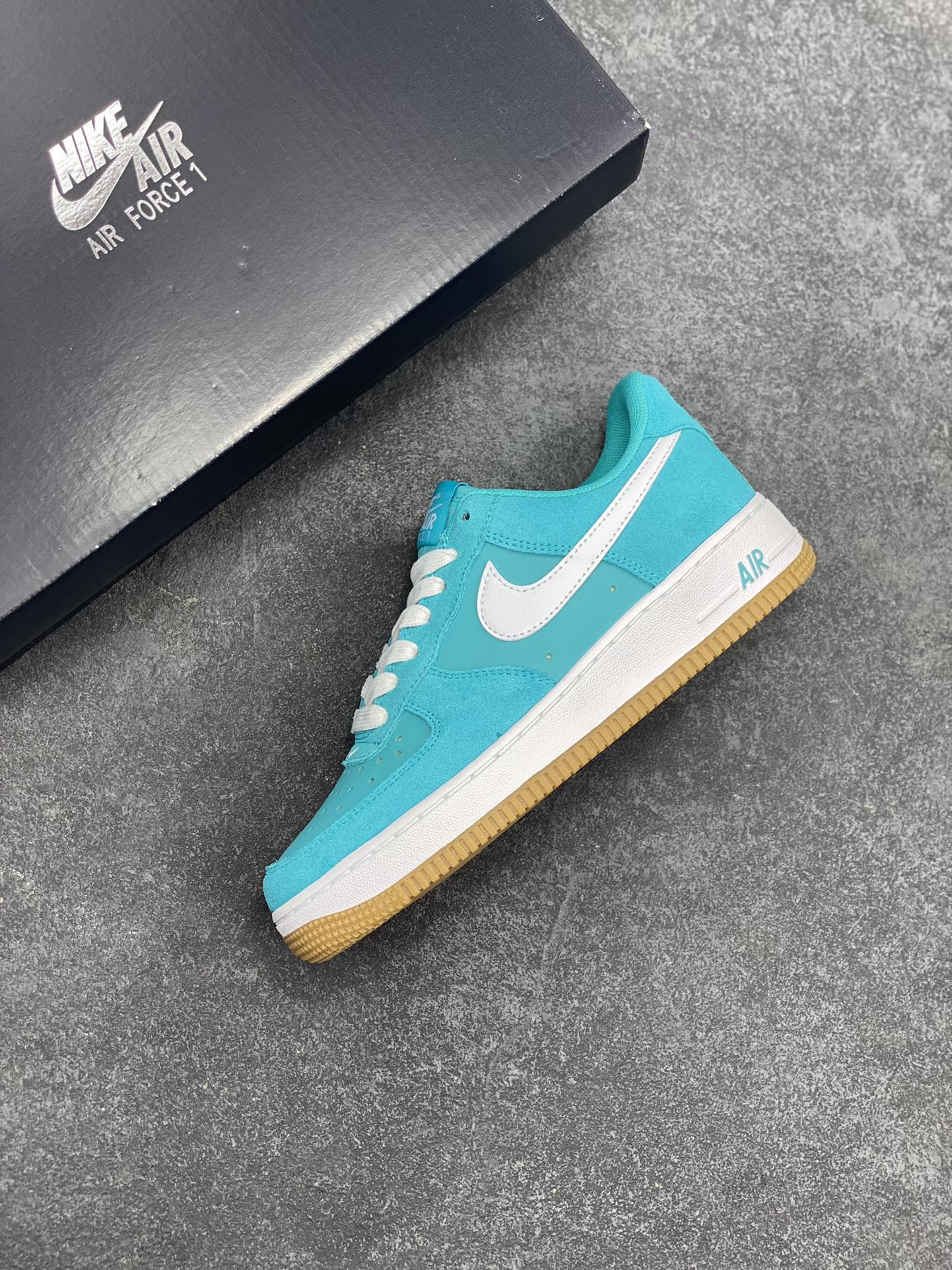 图片[7]-Nike Air Force 1 Low 蓝白 空军一号低帮运动休闲板鞋 原楦头原纸板 打造纯正空军版型 专注外贸渠道 全掌内置蜂窝气垫 原盒配件 原厂中底钢印、拉帮完美 货号：IB6388-301 尺码：36 36.5 37.5 38 38.5 39 40 40.5 41 42 42.5 43 44 44.5 45-选品中心