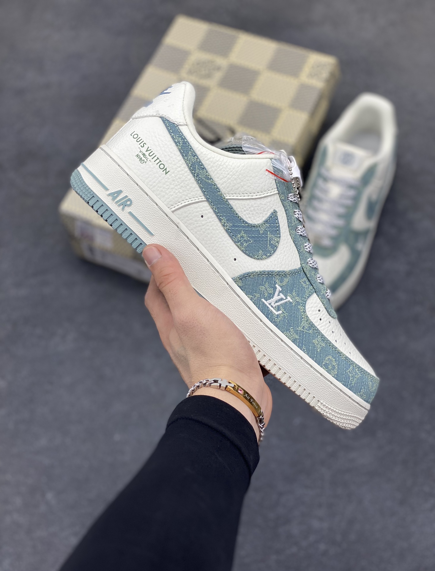 NIke Air Force 1 \’07 Low LV联名-青色牛仔 空军一号低帮 运动鞋 休闲鞋 折边针车 工艺难度大 原楦头原纸板 原装鞋盒 原厂鞋底 超高清洁度 细节完美 货号：SC0601-554 尺码：36 36.5 37.5 38 38.5 39 40 40.5 41 42 42.5 43 44 44.5 45-选品中心