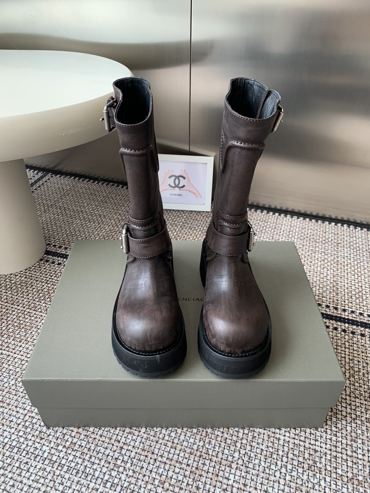 NO:511830,Balenciga 25FW Venom mid-tube boots High boots thick-soled boots Dark functional style Exciting the street-exploding aura The design of liquid boots is recognizable, neat lines and metal buckles, every detail shows avant-garde attitude. The leather is of high quality, shining introverted yet luxurious, and the foot feels more comfortable and stylish. Whether it is matched with slim jeans to show the coolness of the street or a unique spark that collides with a unique skirt, it can easily hold it. Wear it you are the most eye-catching existence on the street to perfectly interpret the fashion attitude. Boot barrel height: 10-inch, 12-inch, 15-inch uppers, custom matte natural throwing calfskin to make a destructive craft effect. Custom calfskin inside, custom hardware pure copper matte silver brushed old version  3-layer combination of sole - genuine leather rebound wear-resistant velvet tire rubber outsole Heel height 5cm Size 35-39 (40 custom made without return), boots, balenciaga, balenciaga, boots, skirts, jeans, cowhide19860909Balenciga巴黎世家 25FW毒液Venom中筒靴 高筒靴厚底长靴 暗黑机能风 出门炸街气场爆表 液靴的设计极具辨识度 利落的线条搭配金属扣饰 每一处细节都彰显着的前卫态度 皮革质感上乘,光泽内敛却又奢华尽显,脚感更是舒适与格调并存 无论是搭配修身牛仔裤展现街头酷感 还是与个性裙装碰撞出别样火花 它都能轻松hold住 穿上它 你就是街头最吸睛的存在将时尚态度完美诠释 靴筒高度 10寸、12寸、15寸鞋面定制哑光自然摔小牛皮做旧破坏工艺效果 内里定制小牛皮 定制五金纯铜哑银色拉丝做旧版本 鞋底3层组合-真皮沿条回弹耐磨绒轮胎橡胶外底 跟高5cm 码数35-39（40定做不退换）,靴子,balenciaga,balenciaga,boots,skirts,jeans,cowhide,Women's Shoes