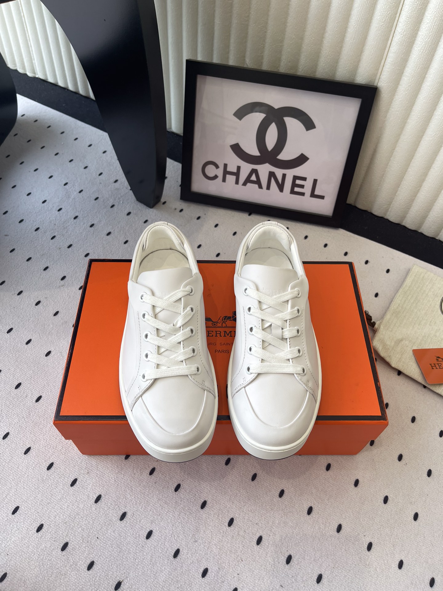 NO:448382,Couple chip version Hermes new couple casual white shoes, purchasing level quality!  Flat-soled casual shoes create a fashionable urban look, casual and business-like style, which reflects the noble and elegant style!  It seems simple but full of details, it is an ordinary sneaker. It is simple and easy to wear and match. It feels very comfortable to wear. Materials and fabrics are imported cashmere leather with fabrics. Inner + foot pads are imported sheepskin. Size women's 35-40 men's 40-45, casual shoes/sports shoes, hermes, sneakers, sheepskin19860909情侣款芯片版本 Hermes新款情侣休闲小白鞋 代购级别品质！平底休闲鞋 打造时尚都市造型,休闲又商务 非常体现高贵典雅风格！看似简单却细节满满本是平平凡凡的运动鞋 简洁好穿又好搭 脚感很舒服 选材面料进口羊绒皮搭配布料 内里+垫脚进口羊皮 Size女35-40 男40-45,休闲鞋/运动鞋,hermes,sneakers,sheepskin,Women's Shoes