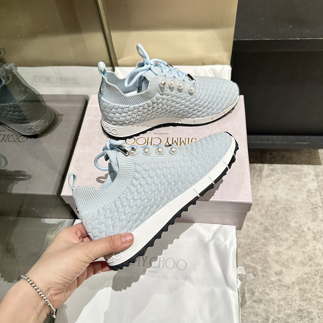 “Jimmy Choo Factory Price Launches Exclusive Leisure Shoes, Breaking Time Limits” - 图片 3