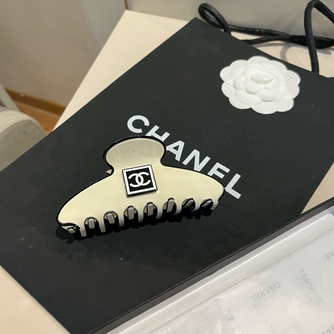 🆕

Chanel香奈儿发箍 经典小香发夹
